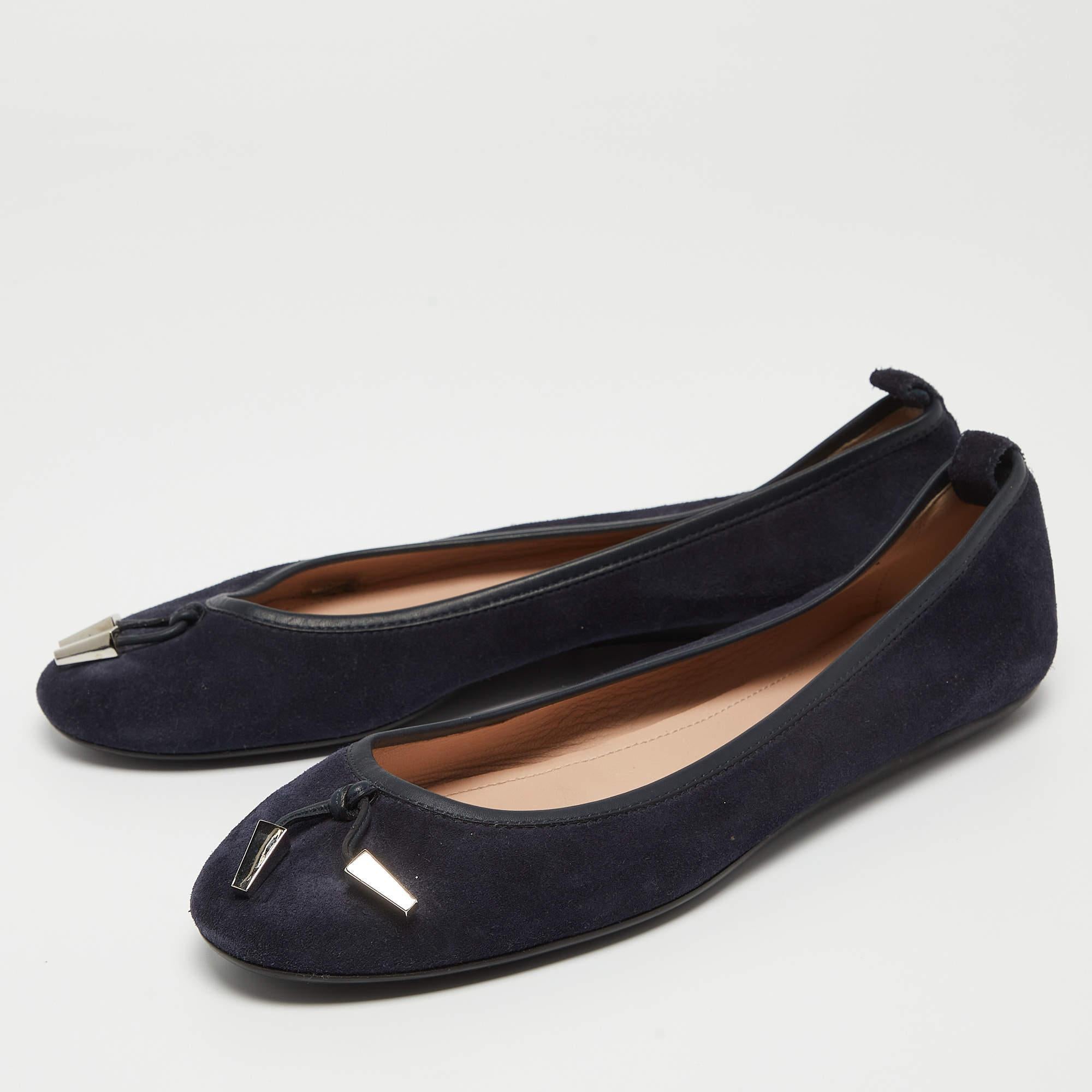 Defined by comfort and effortless style no wardrobe is ever complete without a pair of chic ballet flats. This pair is lovely to look at and is equipped with elements like a comfortable insole and a durable sole.