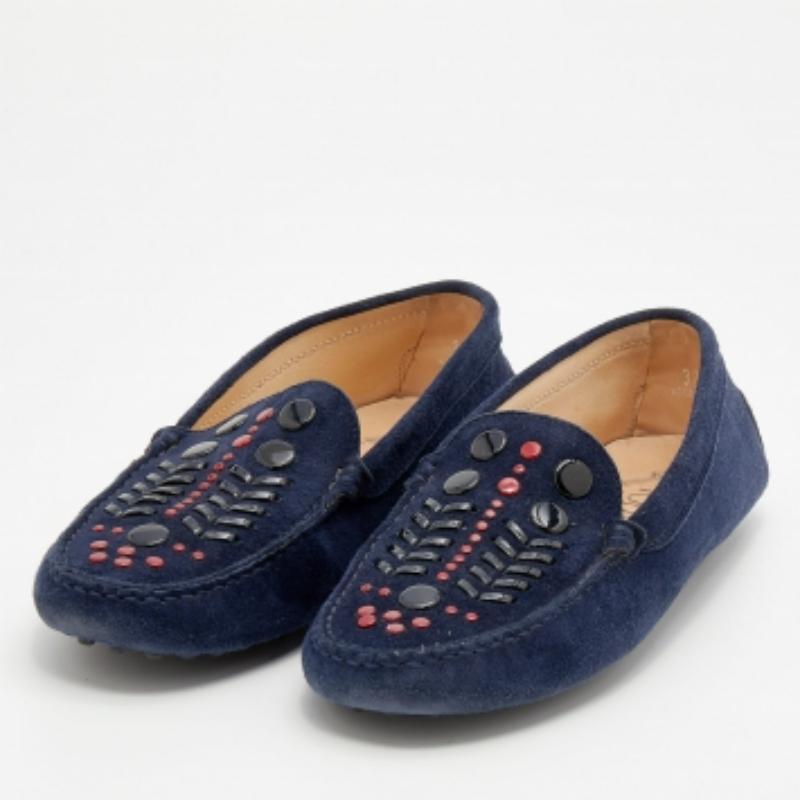 À la fois pratiques et luxueux, ces mocassins signés Tod's vous apporteront confort et style. Méticuleusement confectionnées en daim bleu marine, elles présentent des bouts fermés, des semelles intérieures en cuir et des détails de clous sur