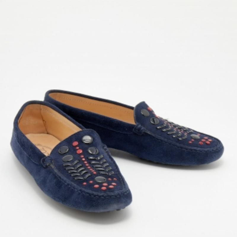 Tod's - Mocassins cloutés en daim bleu marine taille 37 État moyen - En vente à Dubai, Al Qouz 2