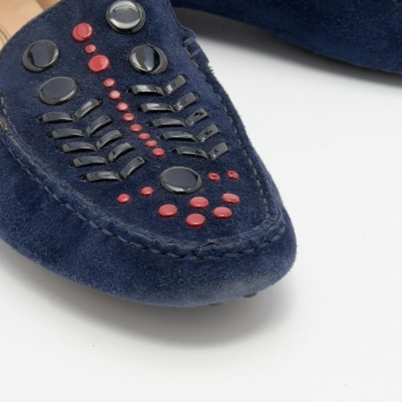 Tod's - Mocassins cloutés en daim bleu marine taille 37 Pour femmes en vente