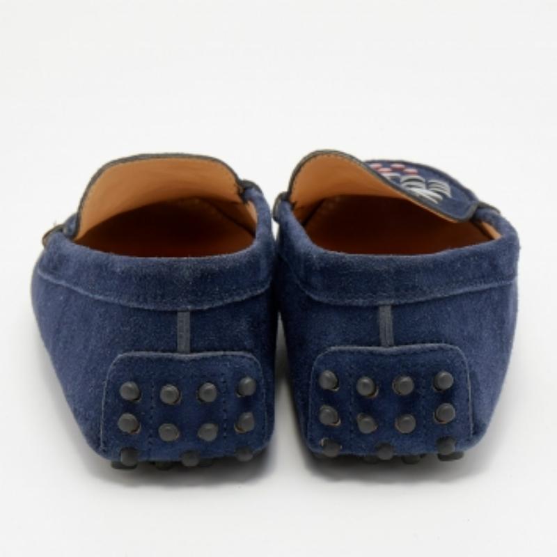 Tod's - Mocassins cloutés en daim bleu marine taille 37 en vente 1