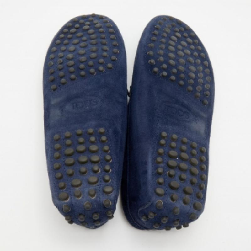 Tod's - Mocassins cloutés en daim bleu marine taille 37 en vente 2