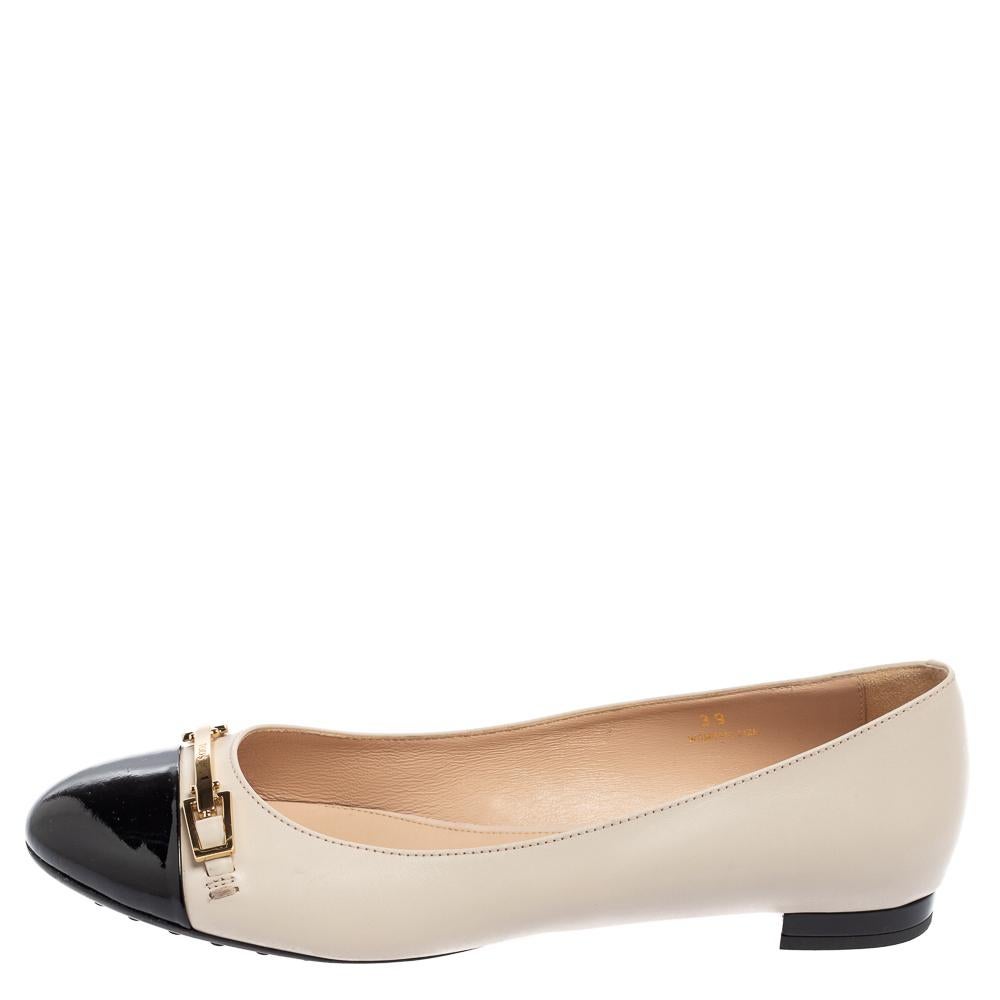 These ballet flats from Tod's are here to impress you with their style and design! The flats are crafted from patent and leather and feature round toes. They are styled with gold-tone logo detailed accents on the vamps and come equipped with