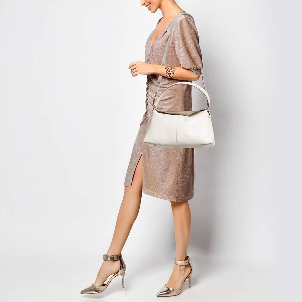 Para un look completo con gusto por el estilo y un toque de lujo, este bolso bandolera es el complemento perfecto. Luce esta belleza al hombro en cualquier evento y deléitate con el sabor a lujo que te deja.