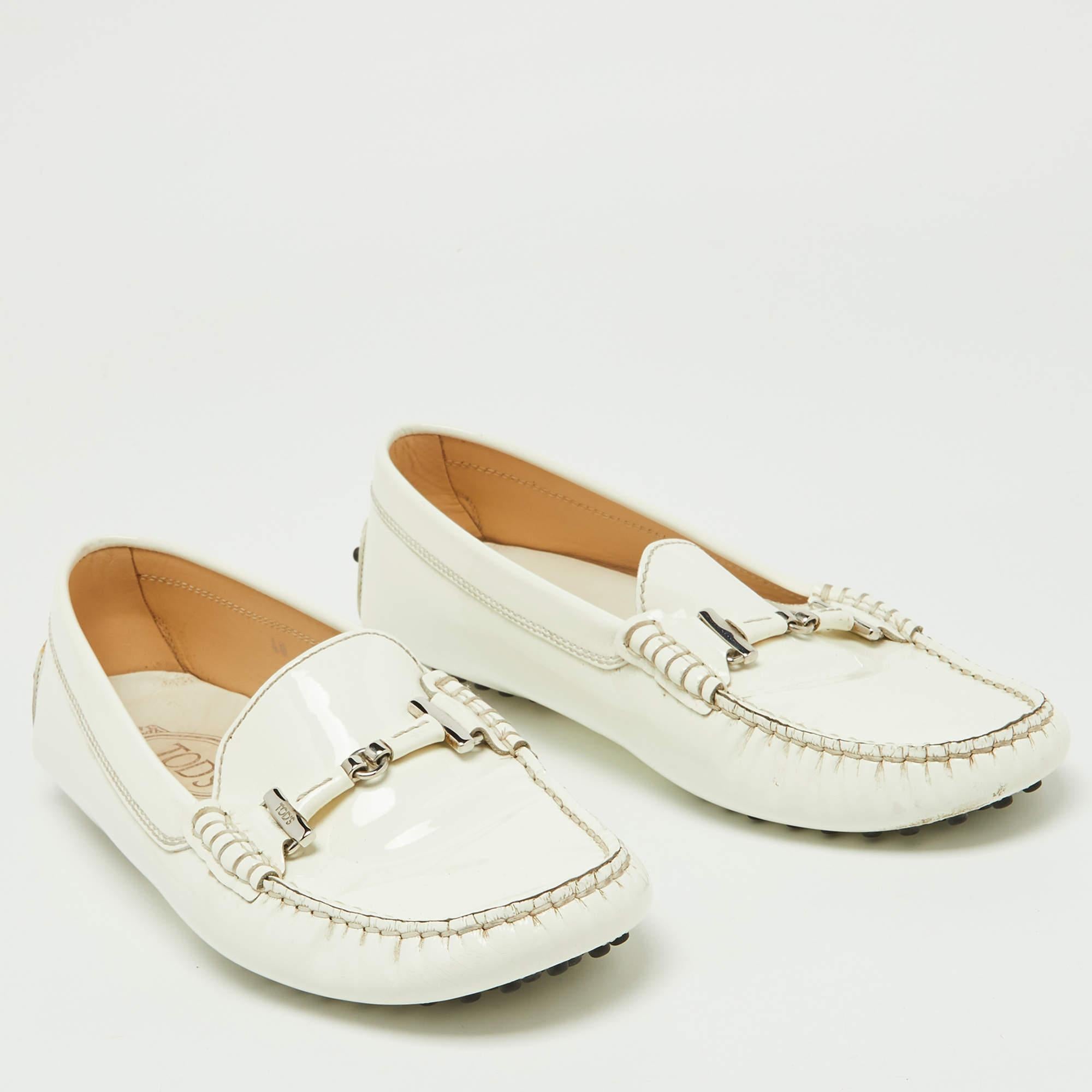 Tod's Off White Patent Leather Penny Driving Loafers Size 40 In Good Condition For Sale In Dubai, Al Qouz 2