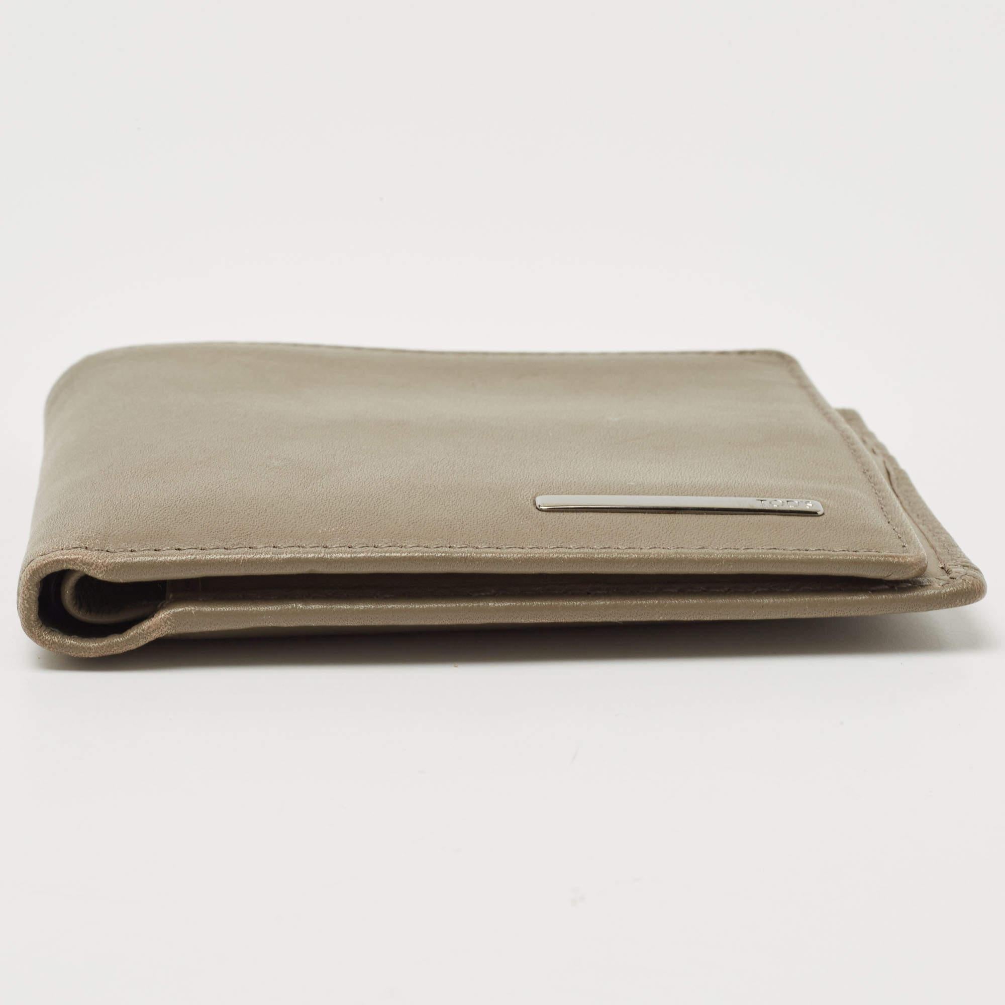 Tod's Olive Green Leather Bifold Wallet For Sale 3