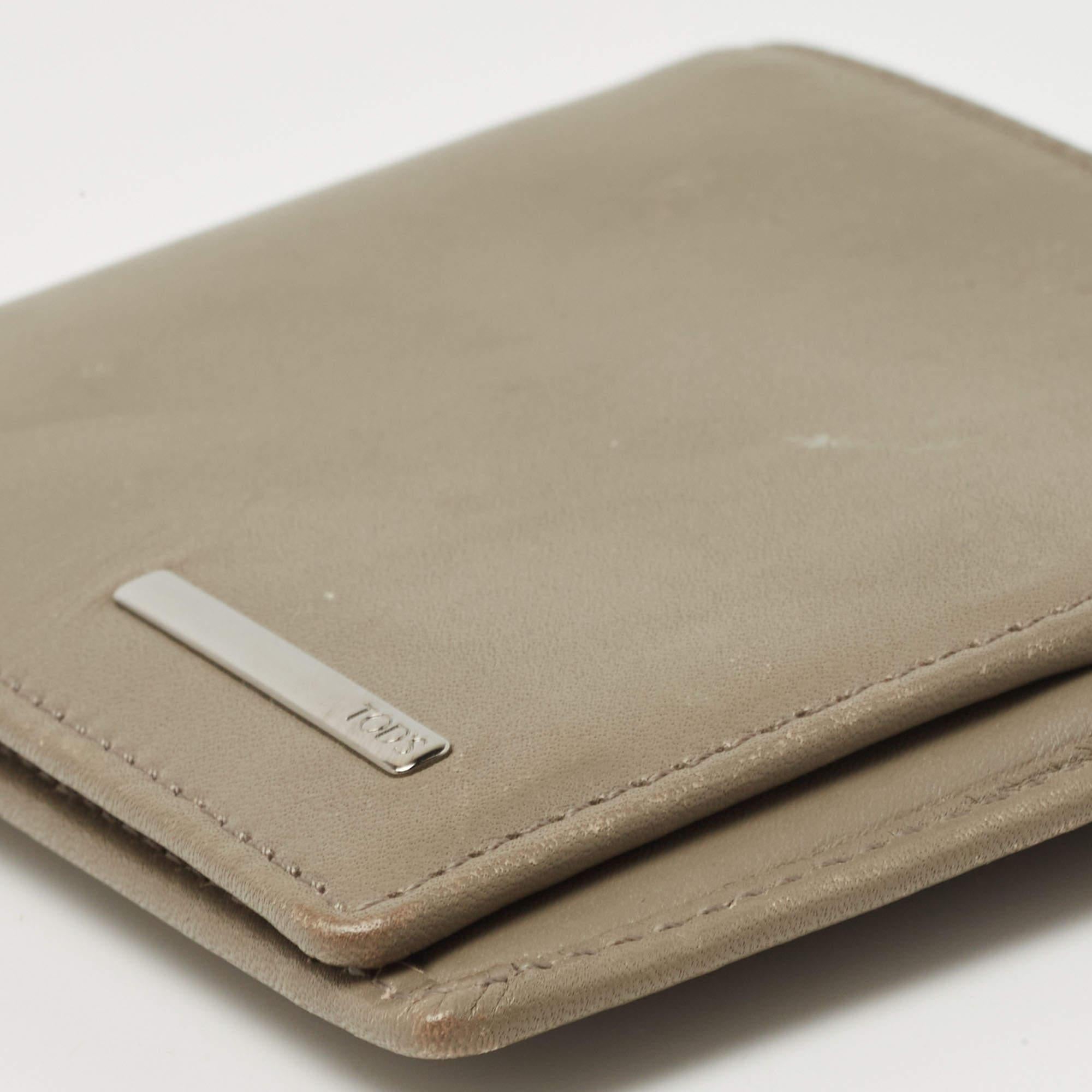 Tod's Olive Green Leather Bifold Wallet For Sale 4