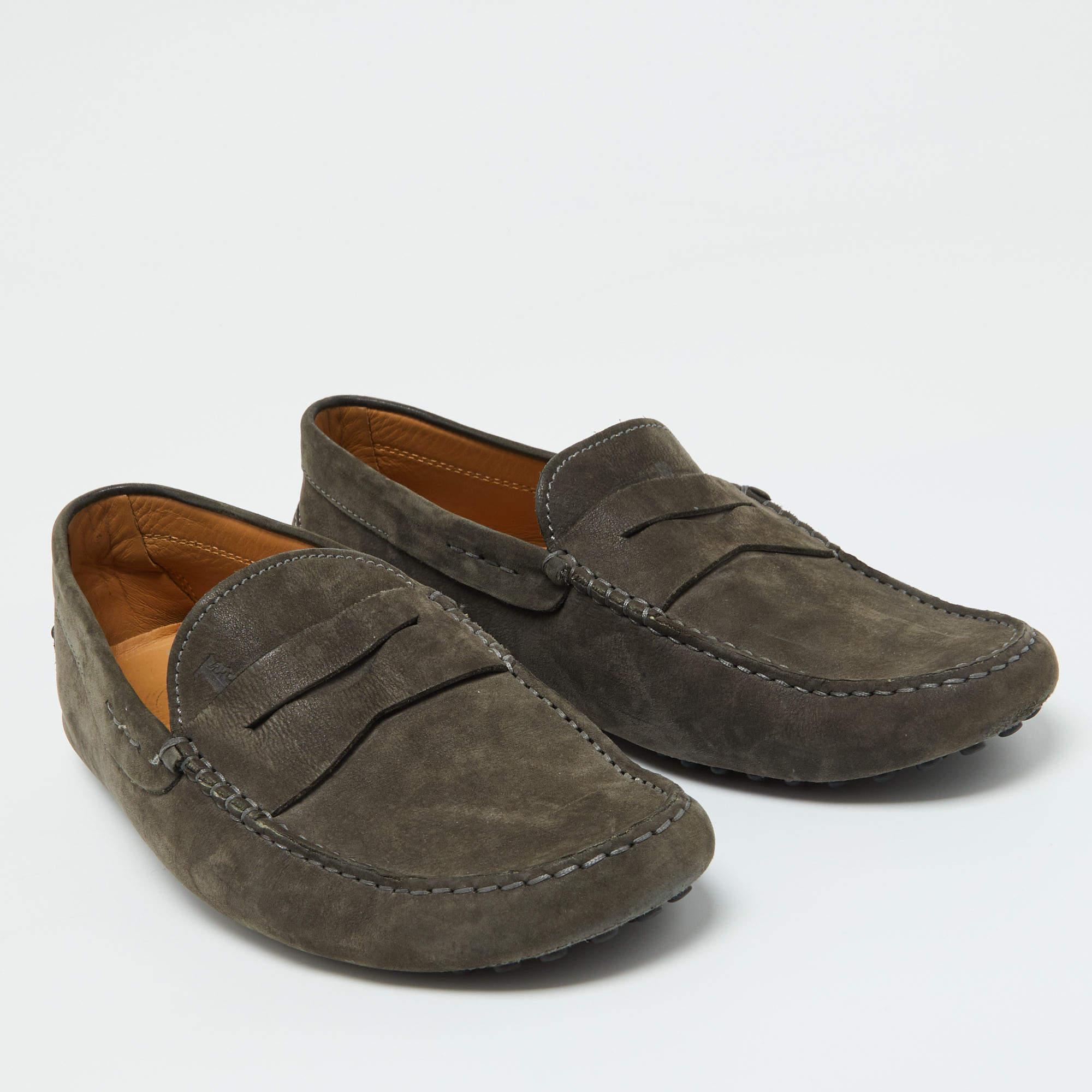 Tod's Olive Green Nubuck Leather Gommino Loafers 41.5 In Good Condition For Sale In Dubai, Al Qouz 2