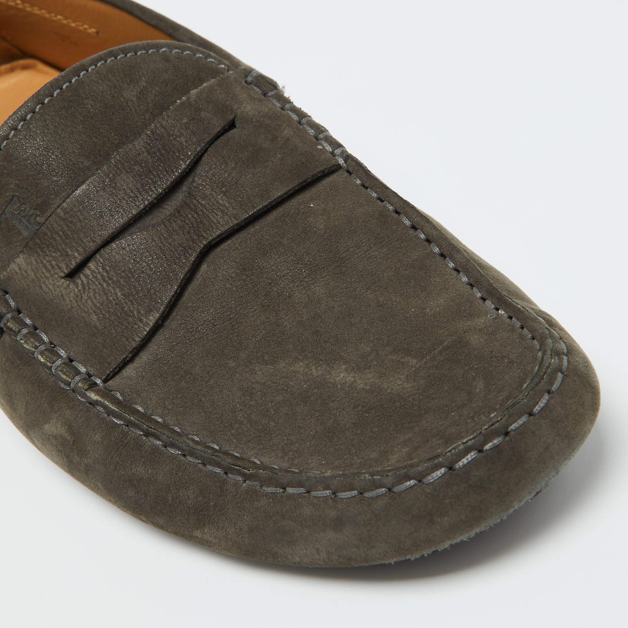 Tod's Olive Green Nubuck Leather Gommino Loafers 41.5 For Sale 2