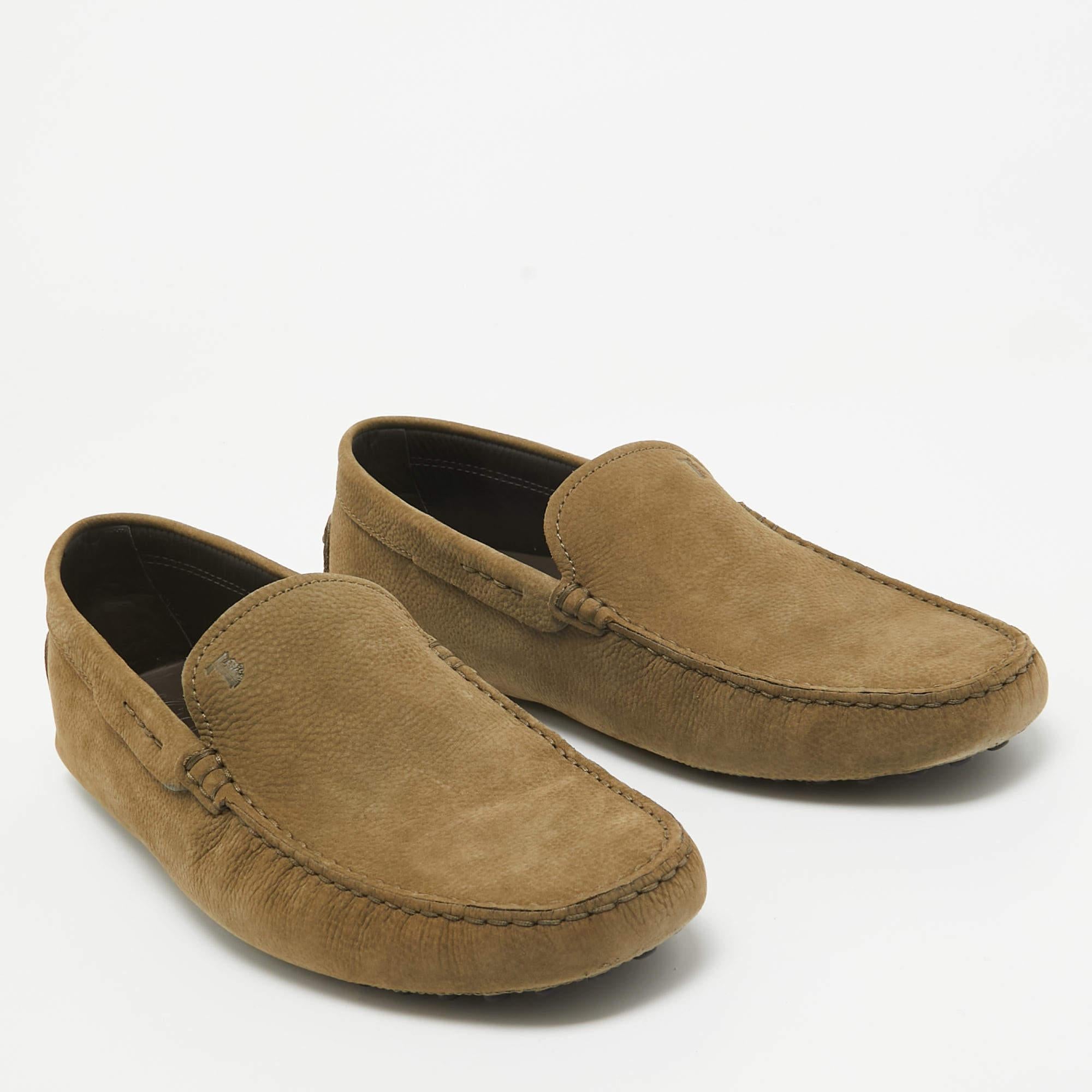 Tod's Olive Green Nubuck Leather Slip On Loafers Size 44.5 In Good Condition For Sale In Dubai, Al Qouz 2