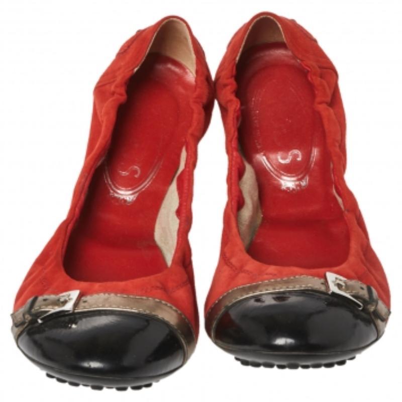 Tod's Orange/Black Suede & Patent Leather Cap Toe Scrunch Ballet Flats Size 37.5 In Fair Condition For Sale In Dubai, Al Qouz 2