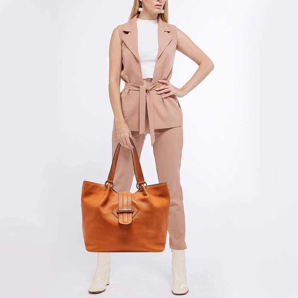 Know to create stylish sophisticated and timeless designs this is a brand worth investing in. The bags that come from this labels atelier are exquisite. This tote bag is no different. It has been made from quality materials and comes with an