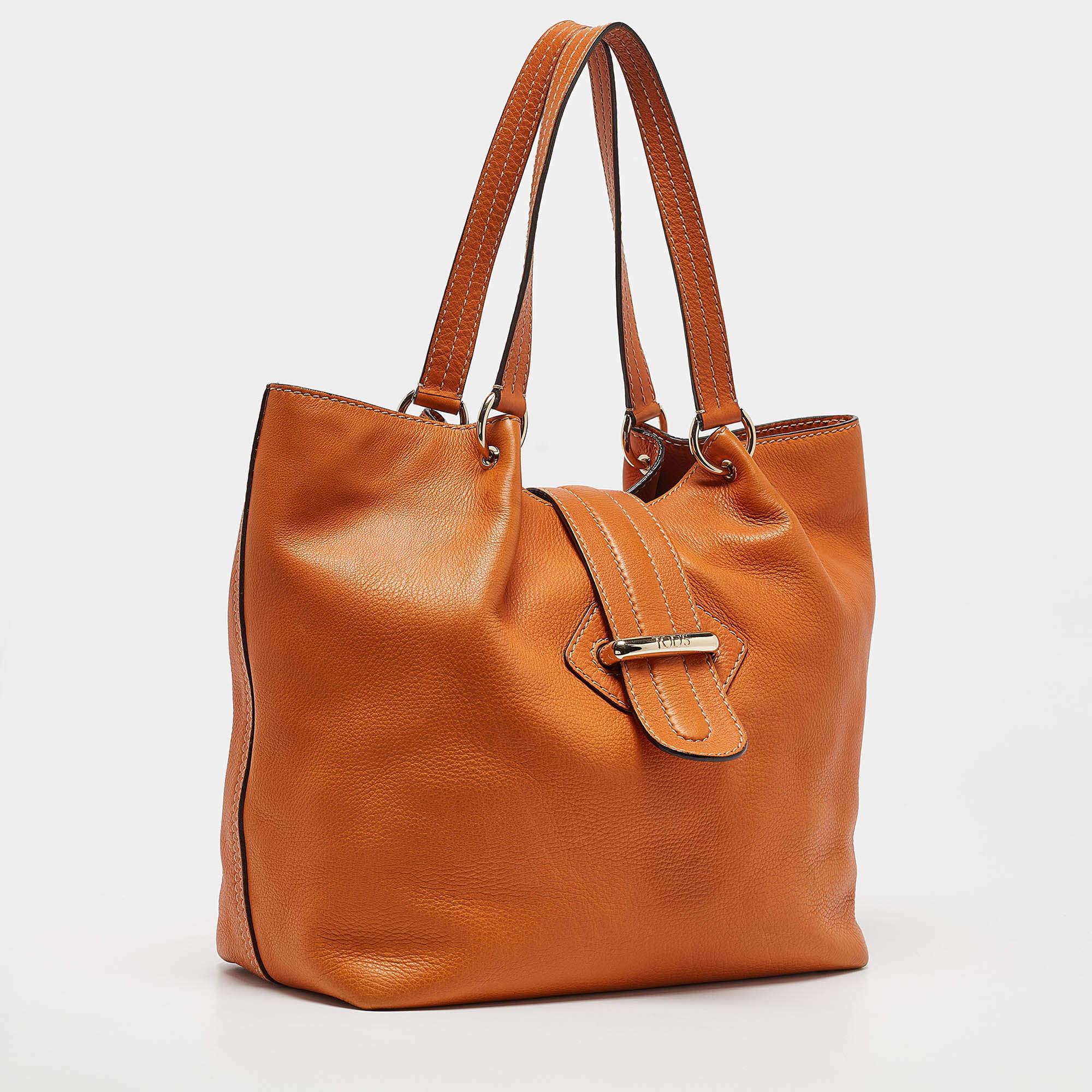 Tod's Orange Leather Flap Tote In Good Condition In Dubai, Al Qouz 2