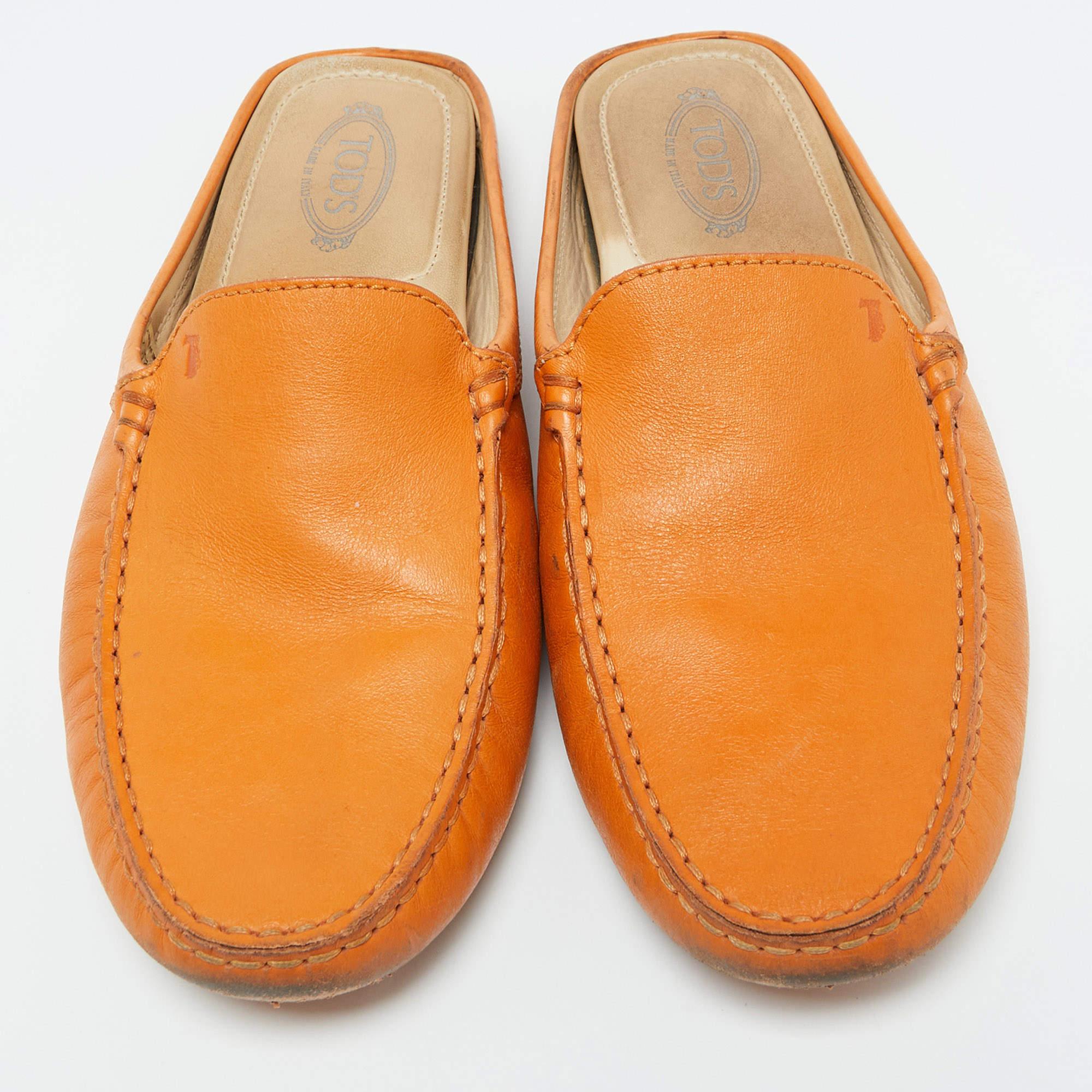 Tod's Orange Leather Flat Loafer Mules Size 37.5 In Good Condition For Sale In Dubai, Al Qouz 2