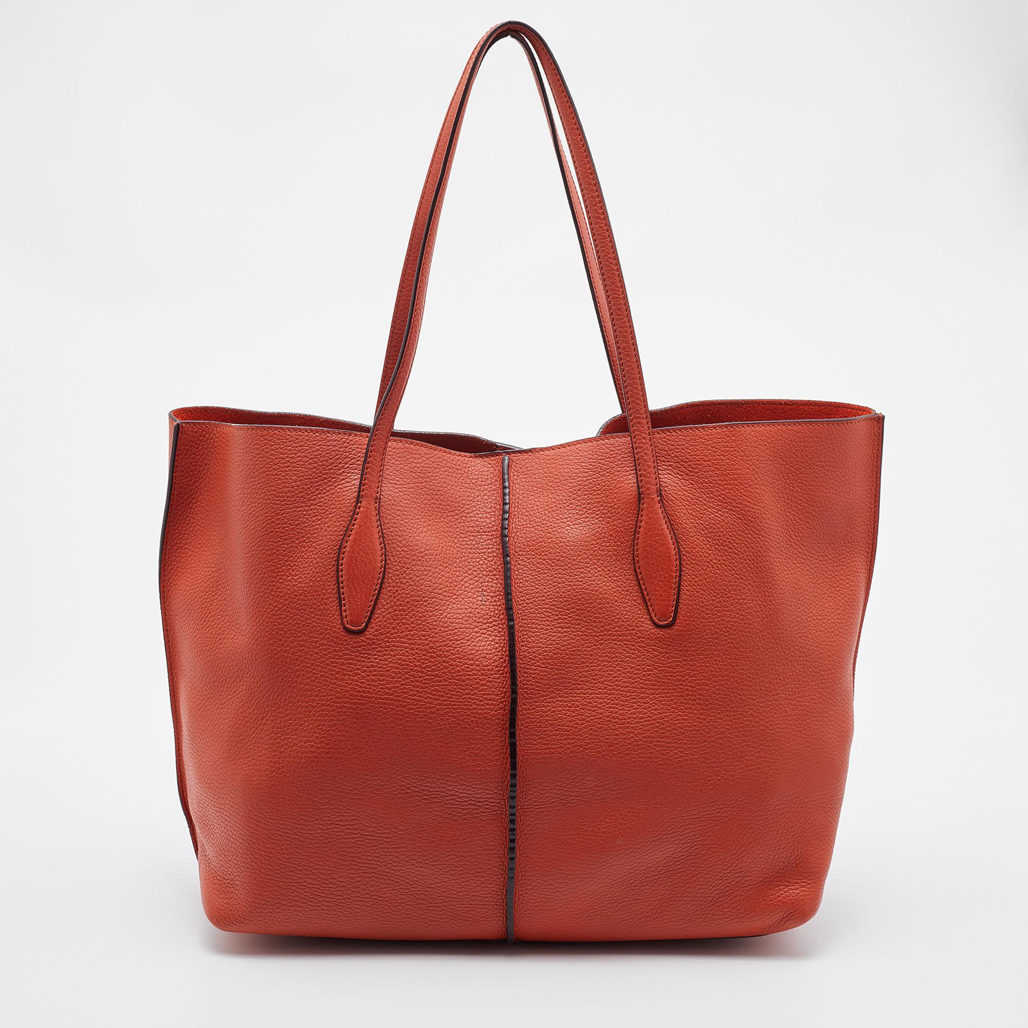 A creation that is both highly functional and appealing is this tote by Tod's. Crafted from leather, this tote is held by dual handles and equipped with a spacious interior to hold your essentials with ease.

