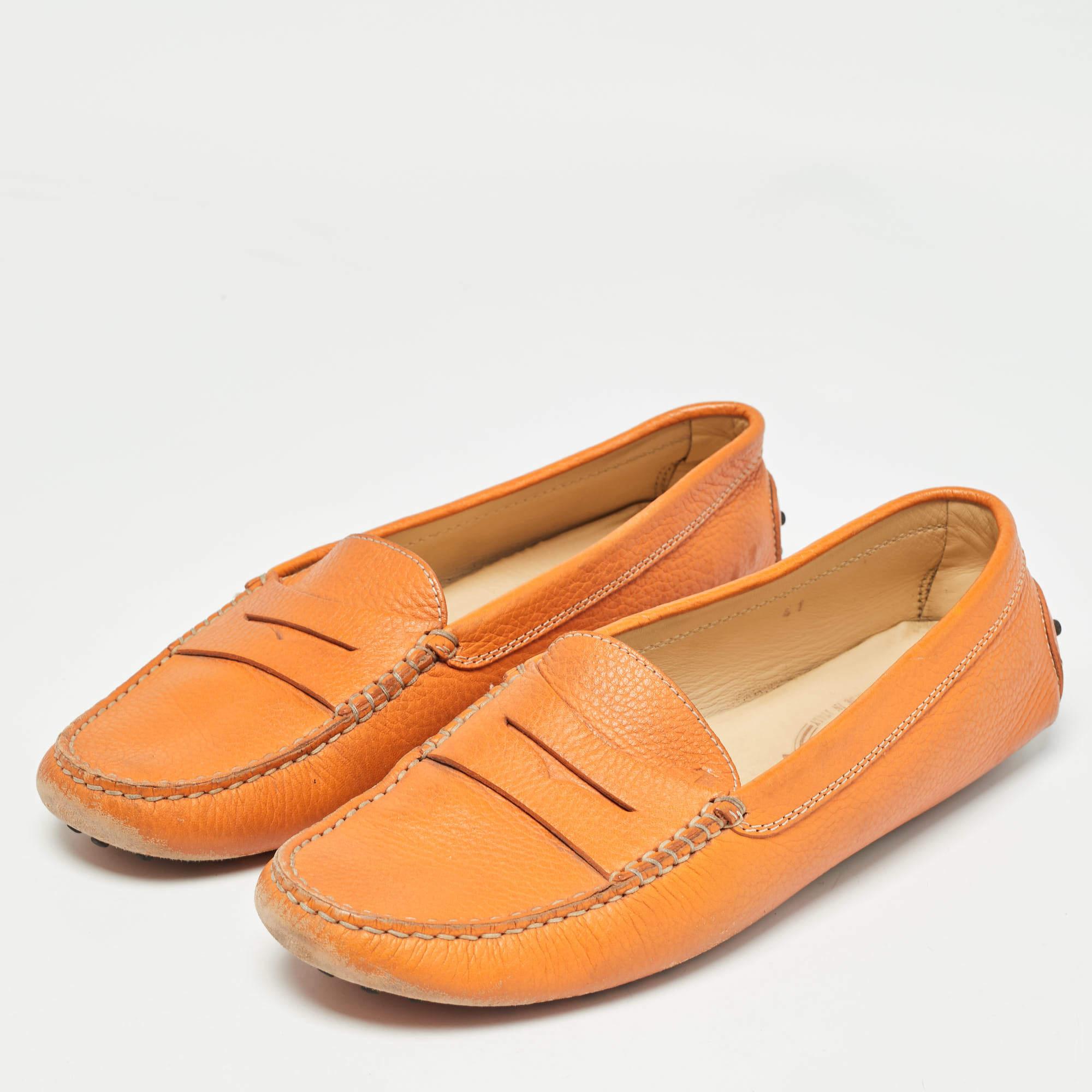 Um Ihre Kleidung perfekt zu ergänzen, bringen wir Ihnen dieses Paar Slipper, die nichts als Stil sprechen. Die Schuhe wurden mit viel Geschick gefertigt und sind so konzipiert, dass sie sich leicht anziehen lassen. Sie sind genau die richtige Wahl,