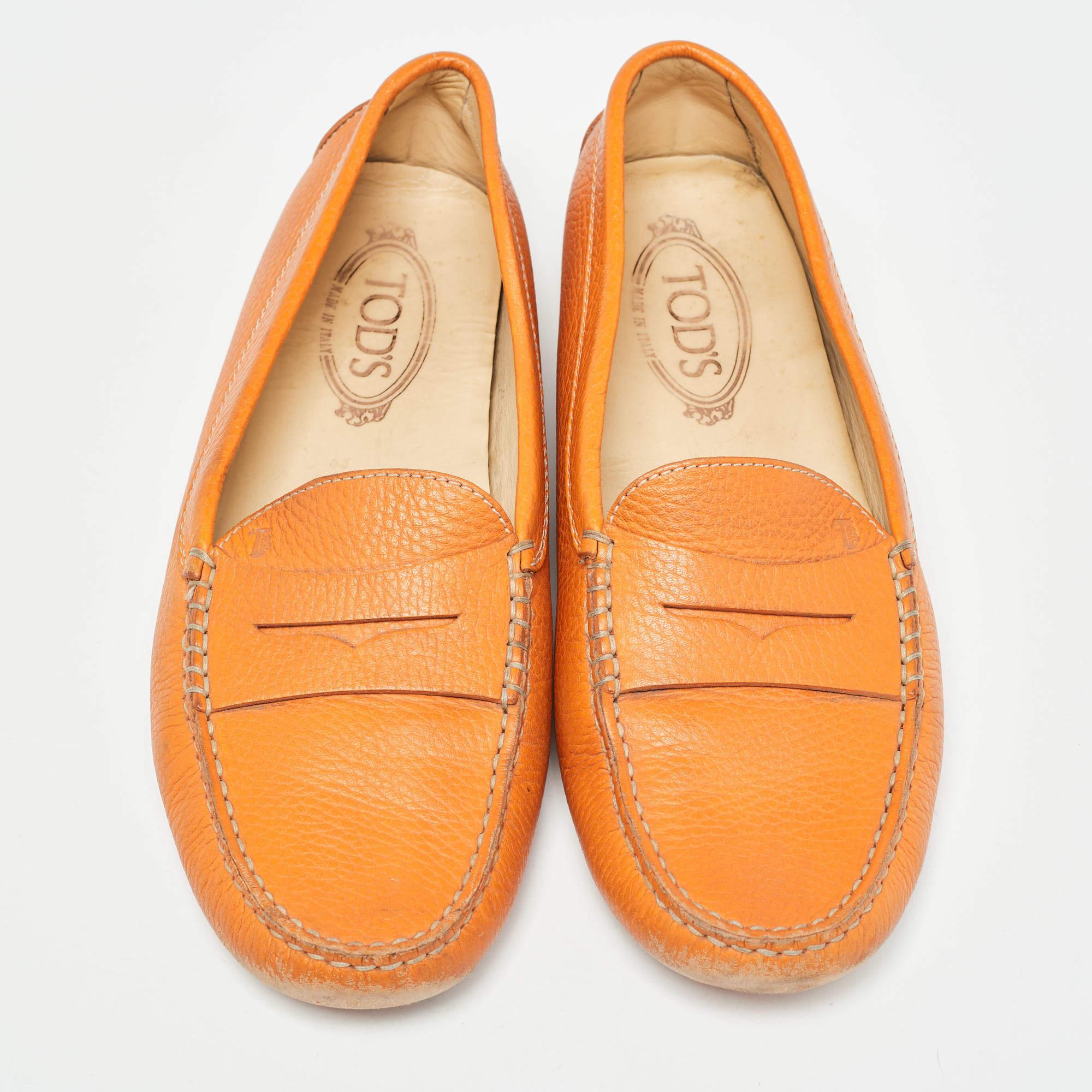 Tod's Orange Leder Penny Slip On Loafers Größe 41 im Zustand „Gut“ im Angebot in Dubai, Al Qouz 2