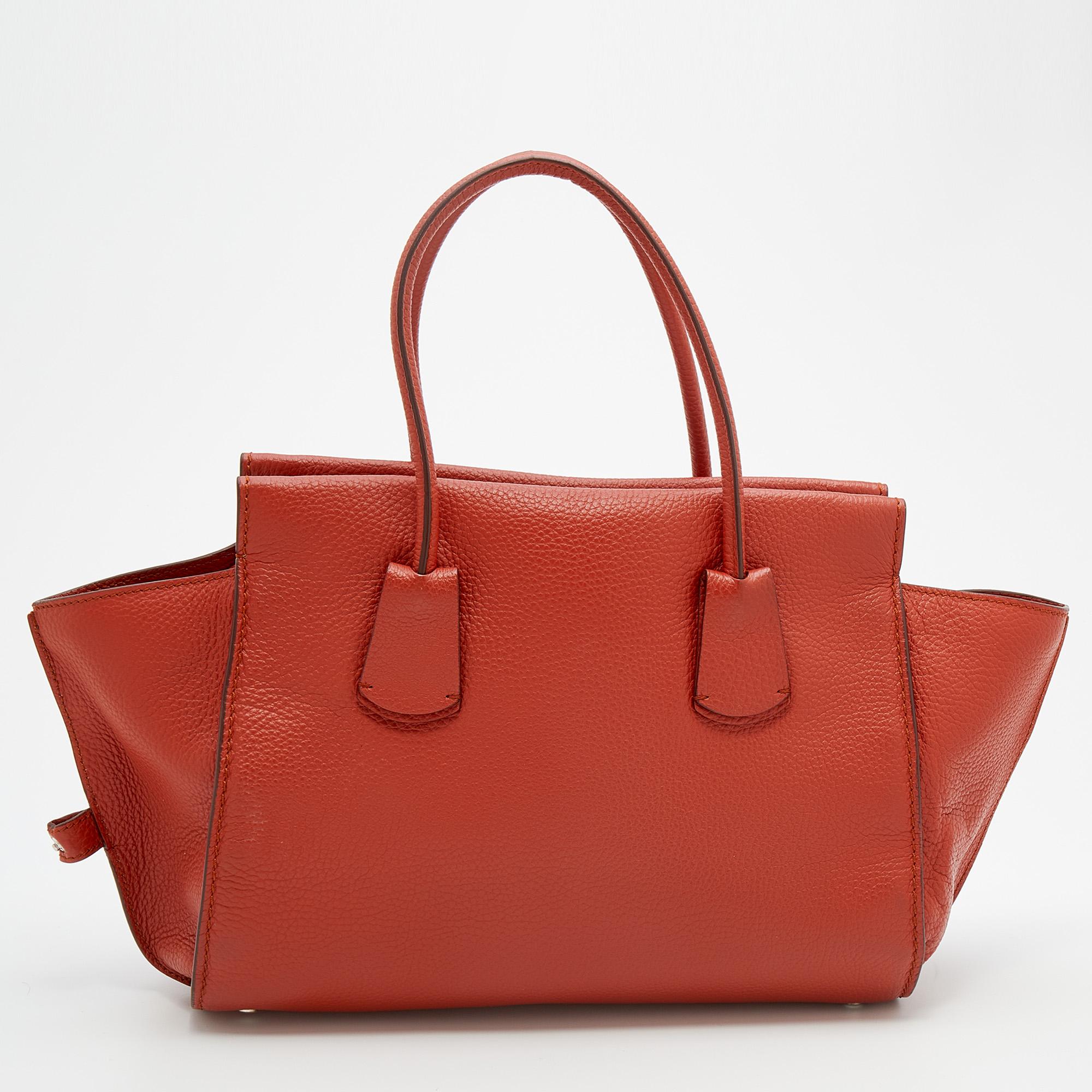 Filled with functional elements, this Tod's tote will be an ideal daily companion. It is created from leather and the brand detailing on the front offers it a signature touch. Dual handles at the top, flappy wings at the side, and a spacious