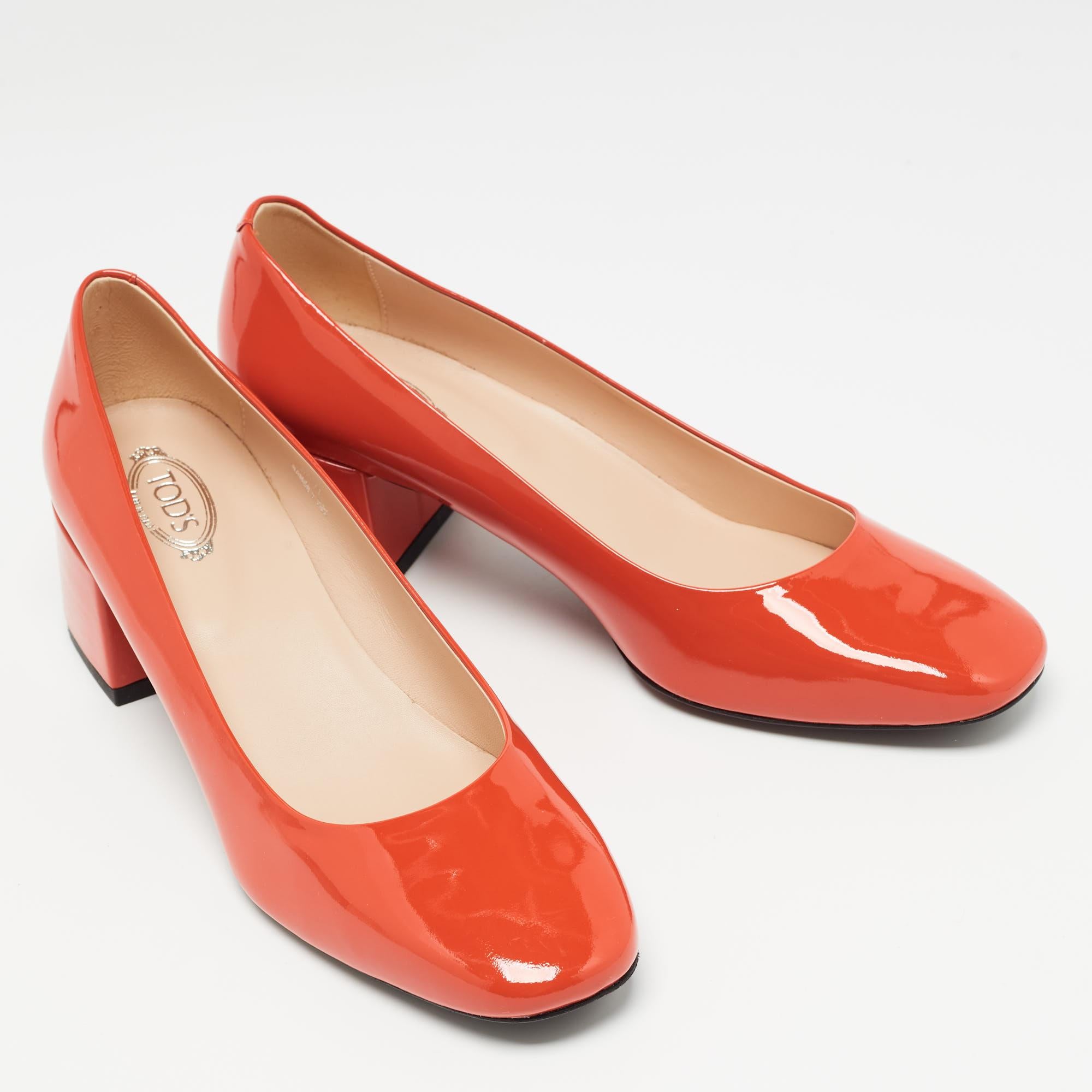 Pumps con tacco a blocco in pelle verniciata arancione di Tod's misura 38,5 In condizioni buone in vendita a Dubai, Al Qouz 2