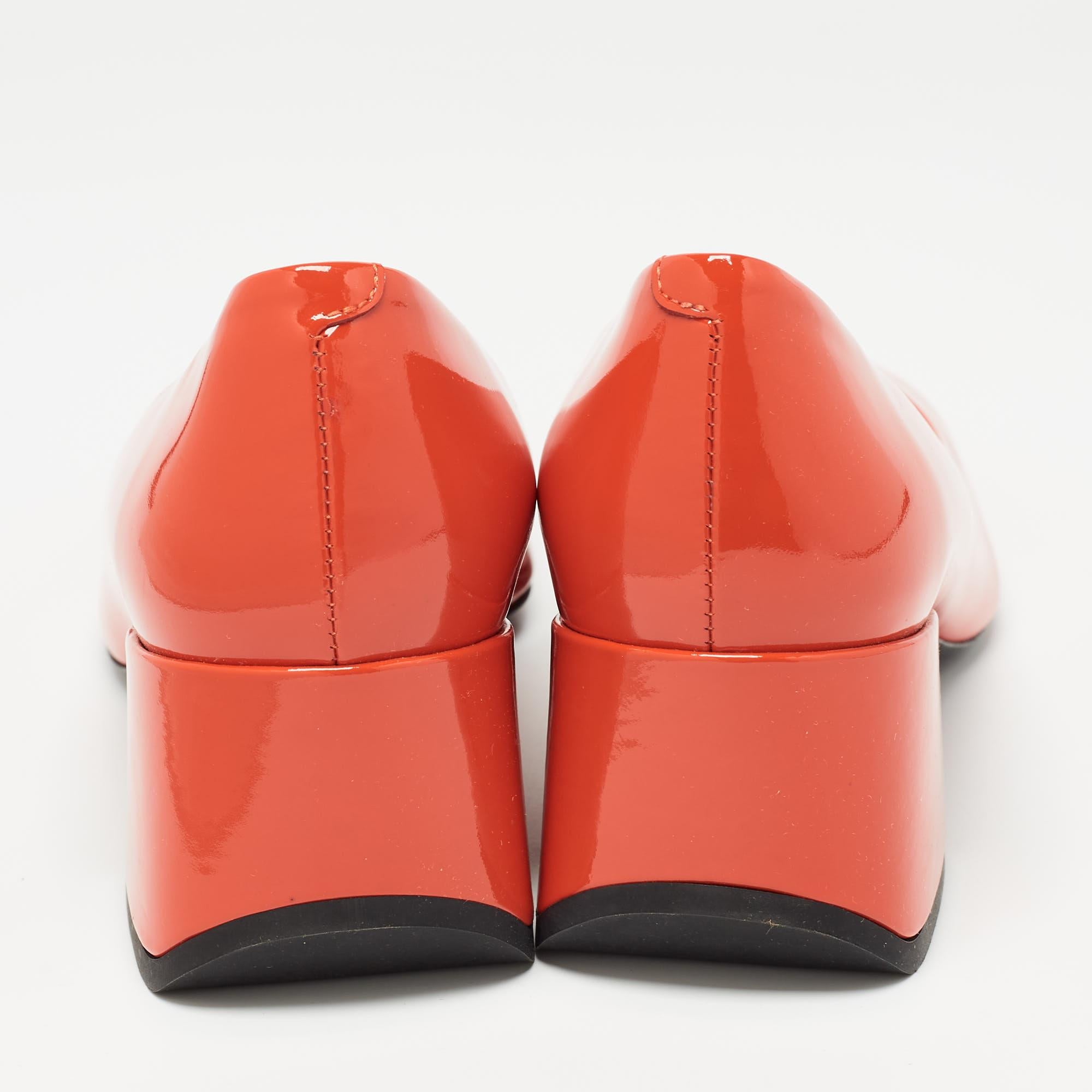 Donna Pumps con tacco a blocco in pelle verniciata arancione di Tod's misura 38,5 in vendita