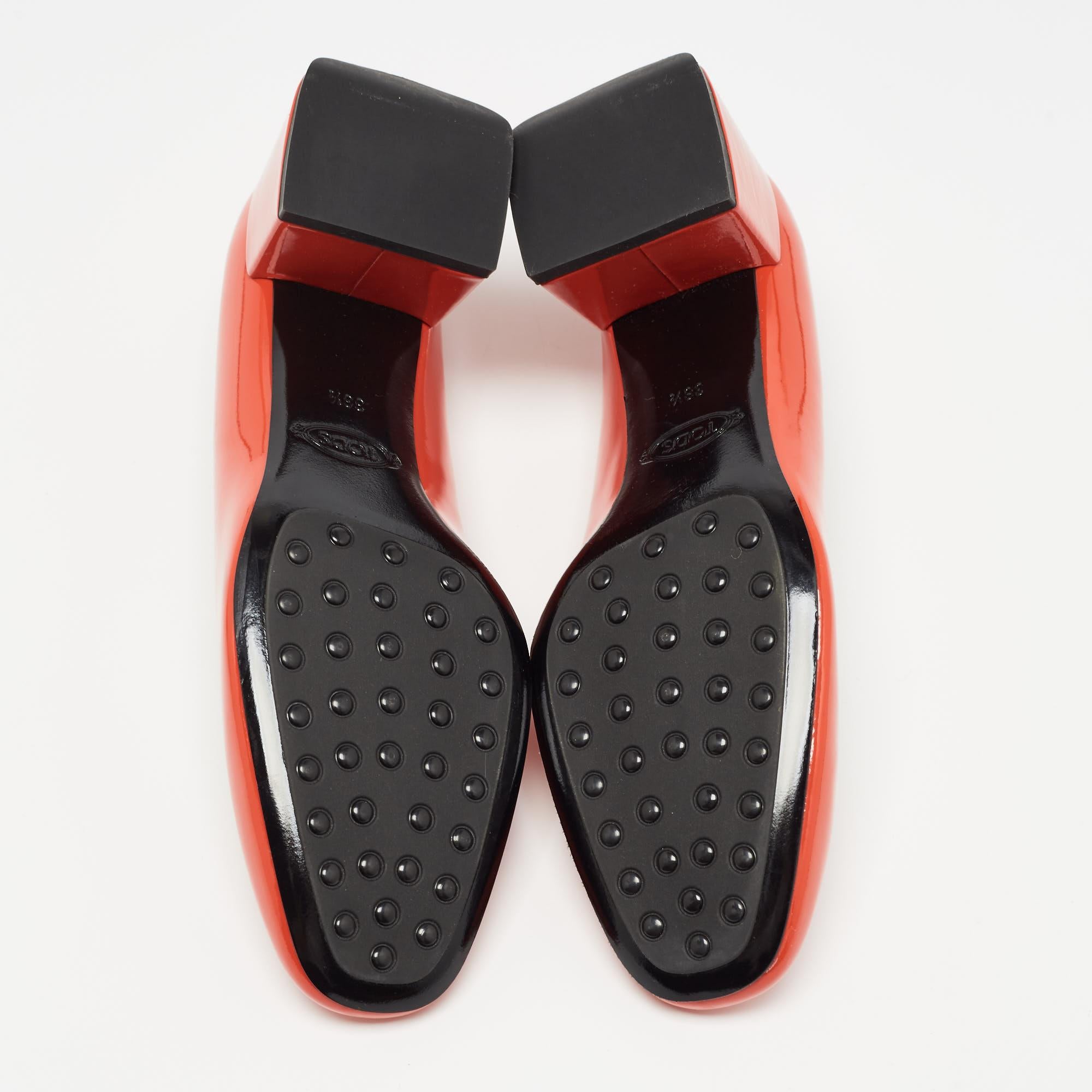 Pumps con tacco a blocco in pelle verniciata arancione di Tod's misura 38,5 in vendita 1