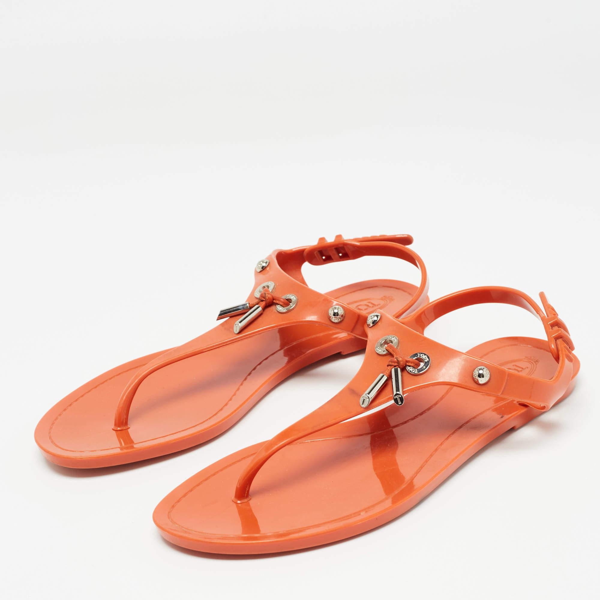Questi sandali incorniceranno i tuoi piedi in modo elegante. Realizzate con materiali di qualità, presentano un design di classe e solette confortevoli.