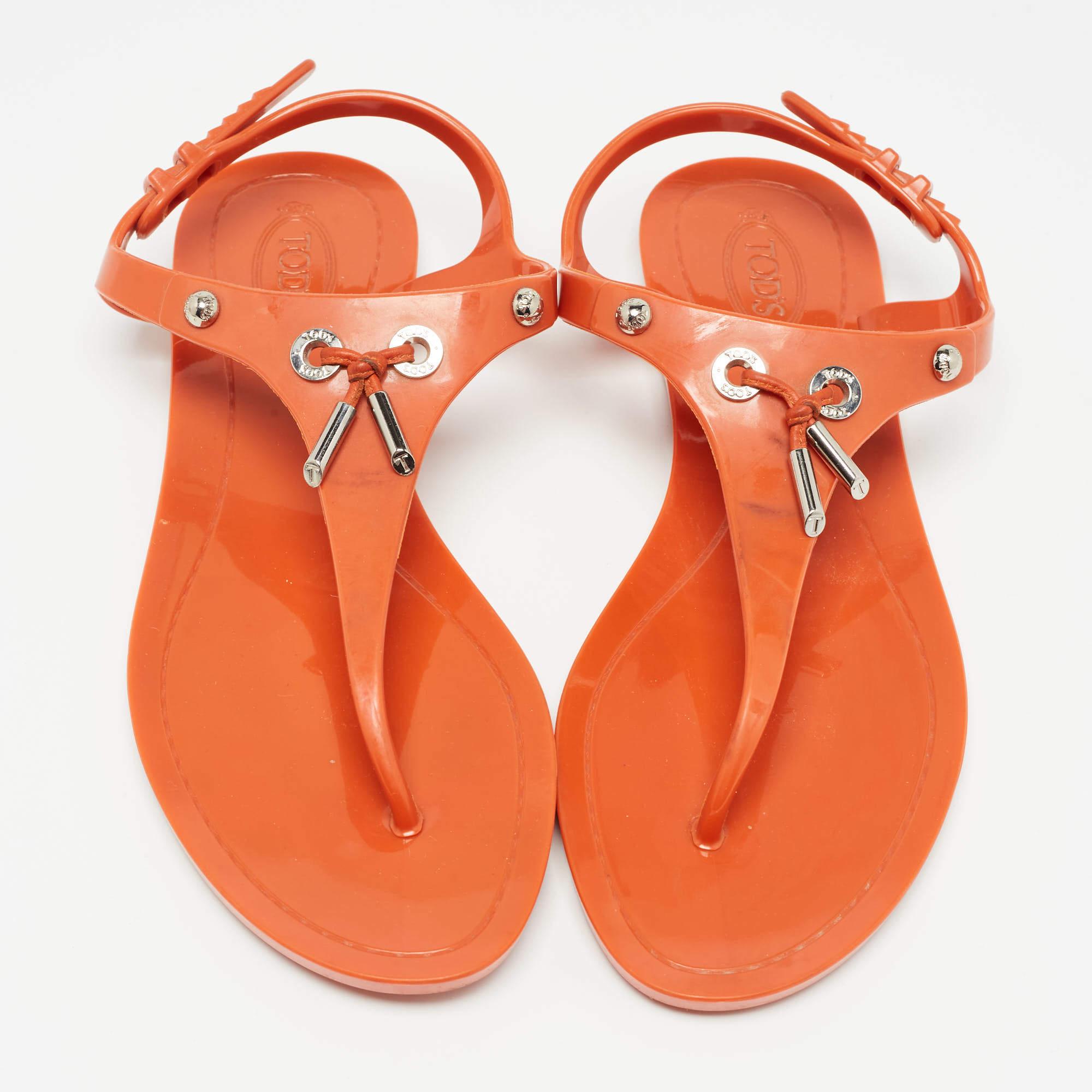 Arancia Tod's Sandali piatti in gomma arancione taglia 38 in vendita