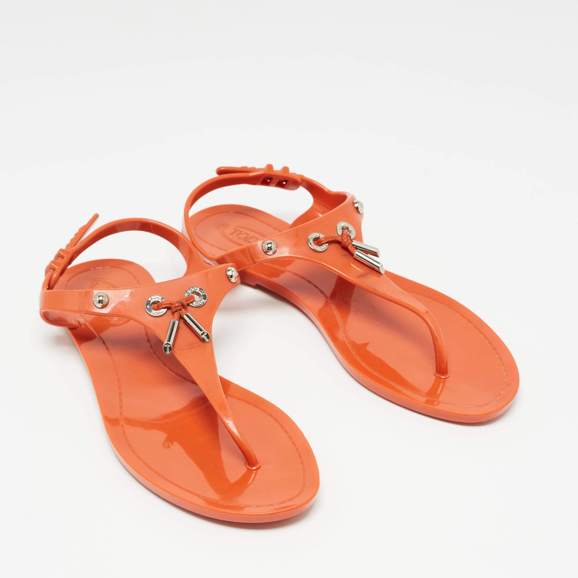 Tod's Sandali piatti in gomma arancione taglia 38 In condizioni discrete in vendita a Dubai, Al Qouz 2