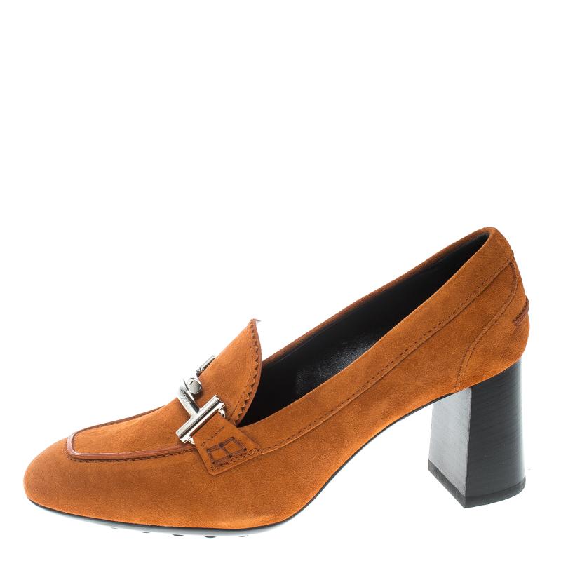 Designed in a very unique and eye-catching style by Tod's, these Gomma Maxi Court loafer pumps are sure to be a conversation starter. Crafted from suede in orange, these pumps feature silver-tone double T buckle detail on the vamps and block heels.