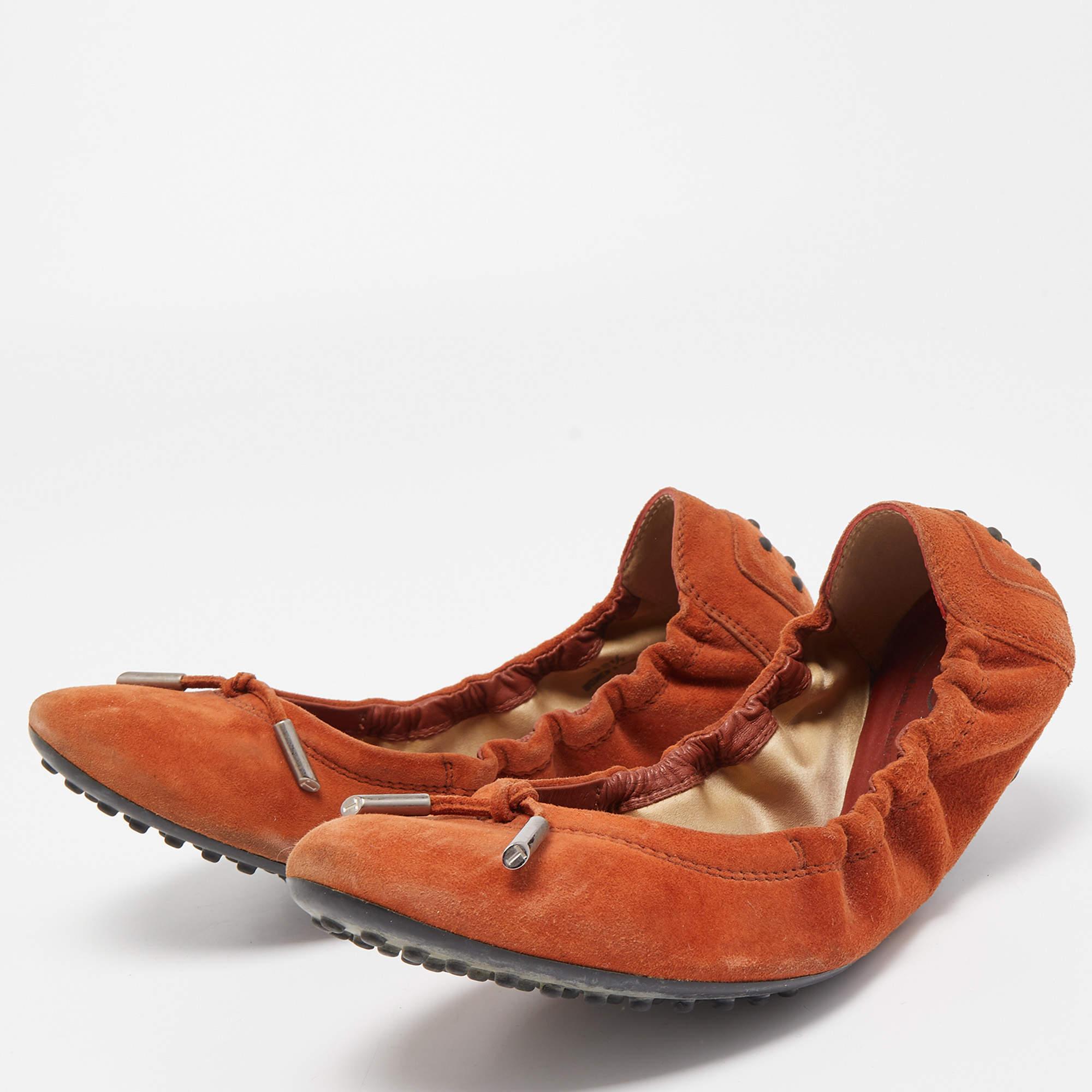 Complete your look by adding these designer ballet flats to your collection of everyday footwear. They are crafted skilfully to grant the perfect fit and style.
