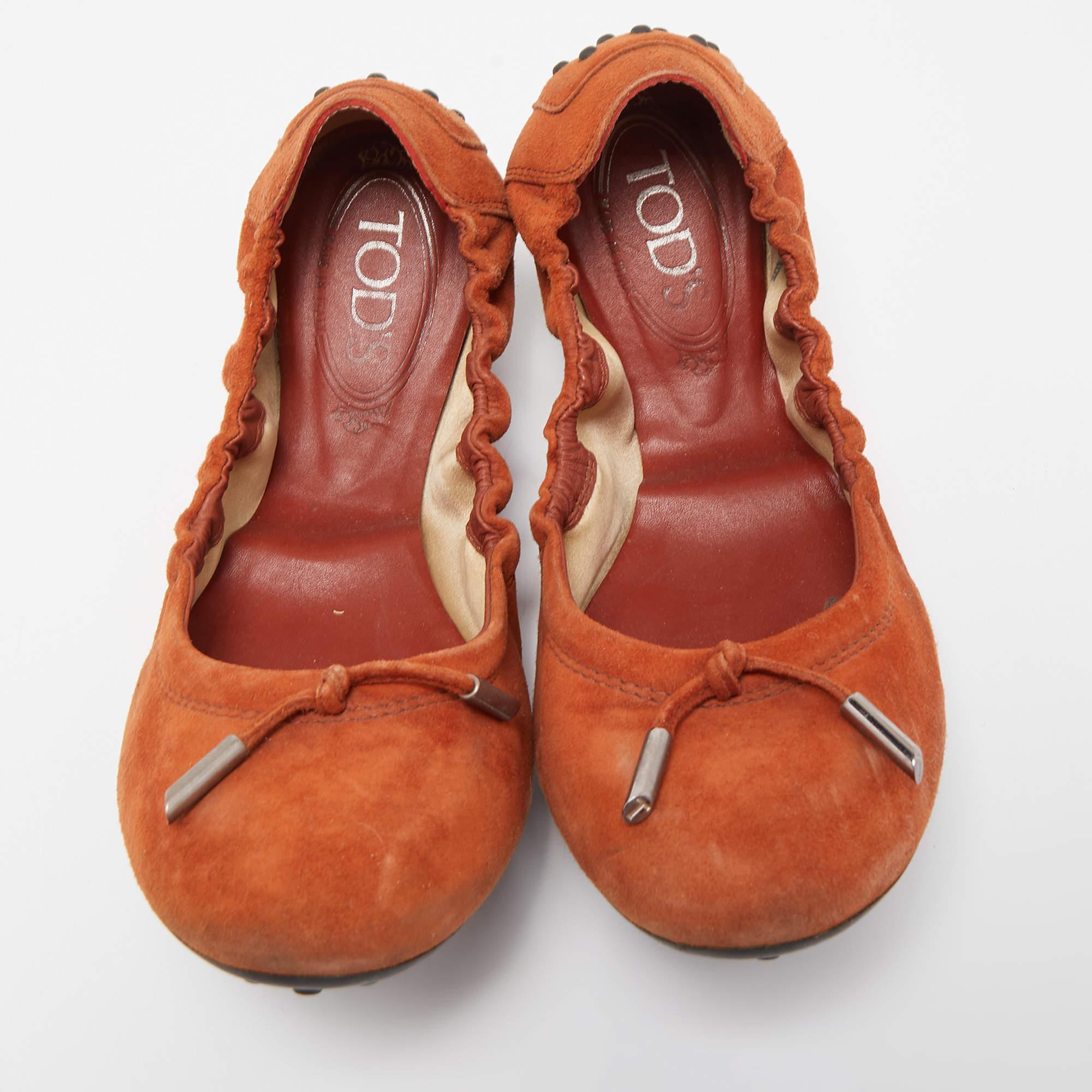 Tod's Orange Suede Scrunch Ballet Flats Size 38.5 In Good Condition For Sale In Dubai, Al Qouz 2