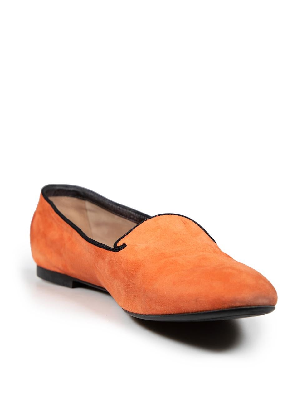 La condizione è buona. L'usura generale delle scarpe è evidente, c'è uno scolorimento generale sulle punte anteriori, sui lati e sulla parte posteriore. Ci sono segni sulla punta, sulla parte posteriore, sulle solette e sulle rifiniture interne in