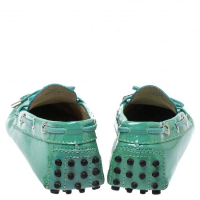 Tod's Pale Green Patent Leather  New Gommini Loafers Size 36.5 In Fair Condition For Sale In Dubai, Al Qouz 2