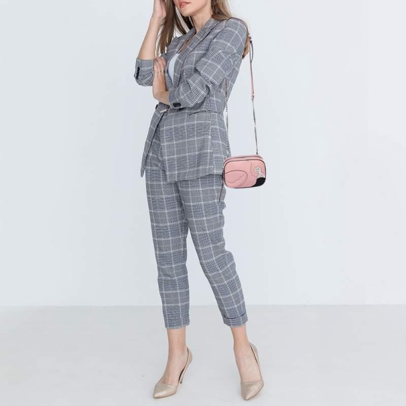 Ideal for both evening and daytime outings, this bag by Tod's deserves to be in your closet. Made from leather, the exterior features a flamingo design on the front, and the interior is secured by a zip closure. The bag suspends from a slender chain