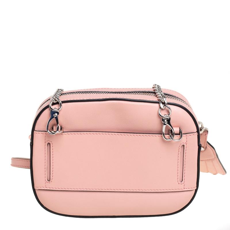 Ideal for both evening and daytime outings, this bag by Tod's deserves to be in your closet. Made from leather, the exterior features a flamingo design on the front, and the interior is secured by a zip closure. The bag suspends from a slender chain