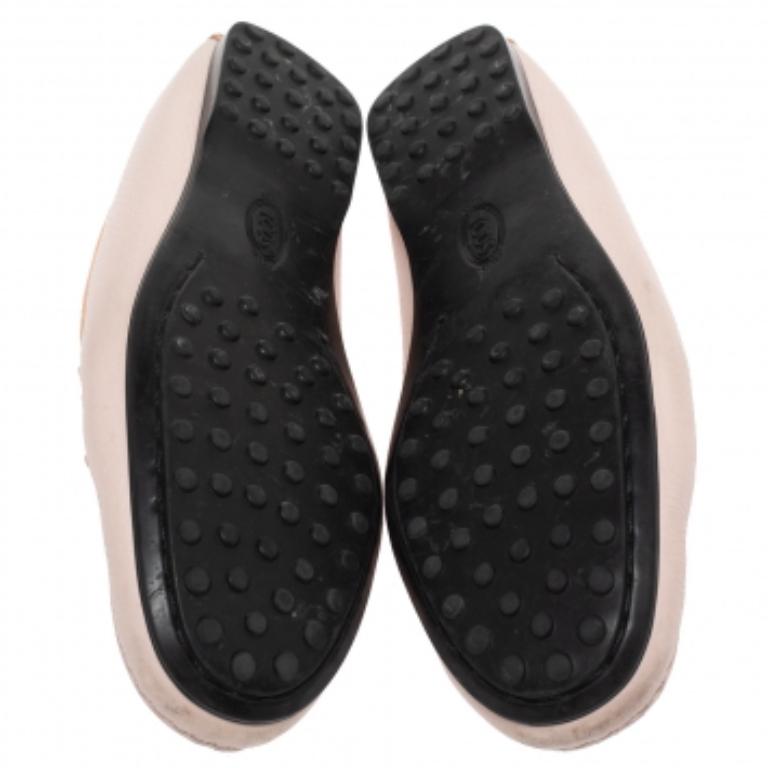 Stylish and super comfortable, this pair of loafers by Tod's will make a great addition to your shoe collection. They have been crafted from leather and styled with Penny keeper straps. Leather insoles and pebbled rubber outsoles beautifully