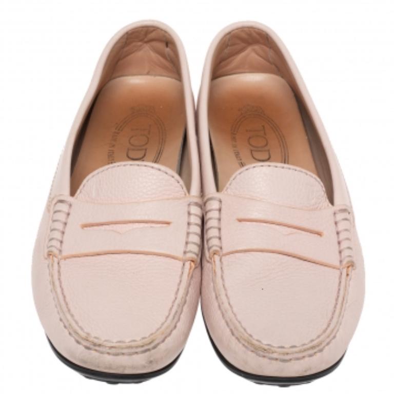 Tod's Pink Leather Penny Loafers Size 35.5 In Fair Condition For Sale In Dubai, Al Qouz 2