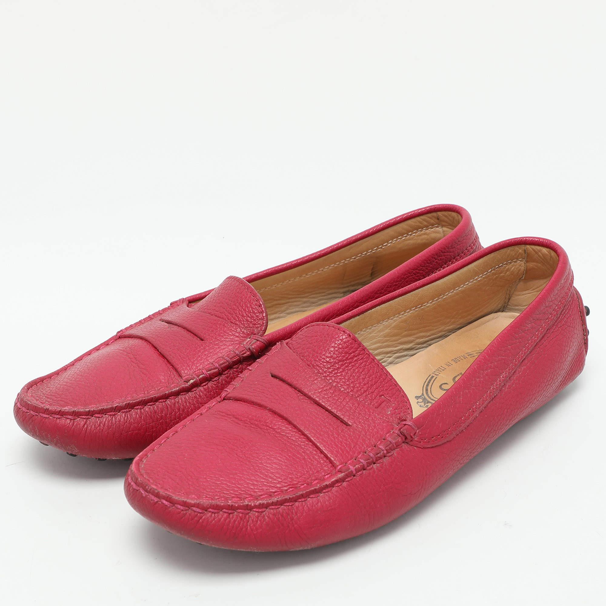 Um Ihre Kleidung perfekt zu ergänzen, bringen wir Ihnen dieses Paar Slipper, die nichts als Stil sprechen. Die Schuhe wurden mit viel Geschick gefertigt und sind so konzipiert, dass sie sich leicht anziehen lassen. Sie sind genau die richtige Wahl,