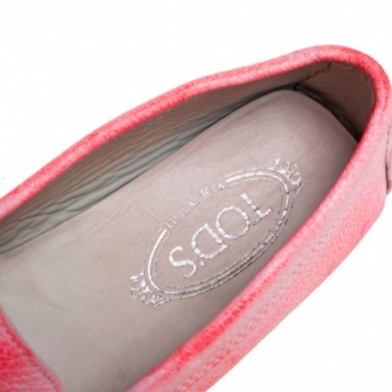 Tod's timeless aesthetic and stellar craftsmanship in shoemaking is evident in these stunning loafers. Crafted from leather in a pink shade, these loafers are adorned with penny straps on the uppers.