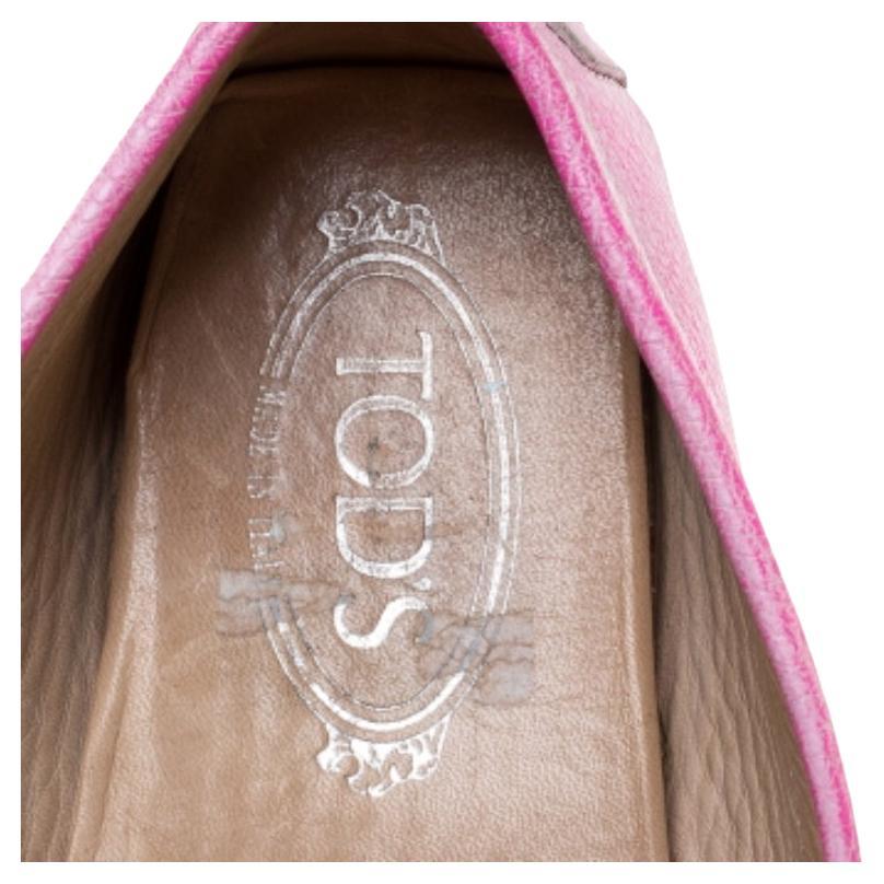 Cette confortable paire de mocassins signée Tod's s'ajoutera à votre collection de chaussures. Elles ont été confectionnées en cuir rose et sont dotées de brides de maintien Penny. Les semelles intérieures en cuir complètent admirablement les