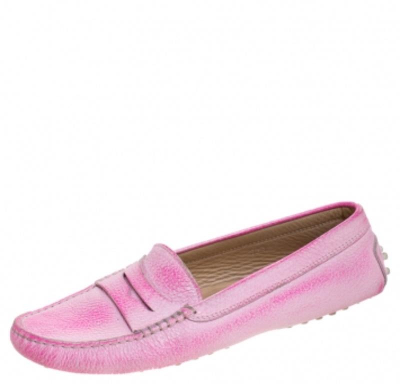 Tod's Slip On Loafers Penny en cuir rose, taille 37,5 Bon état - En vente à Dubai, Al Qouz 2