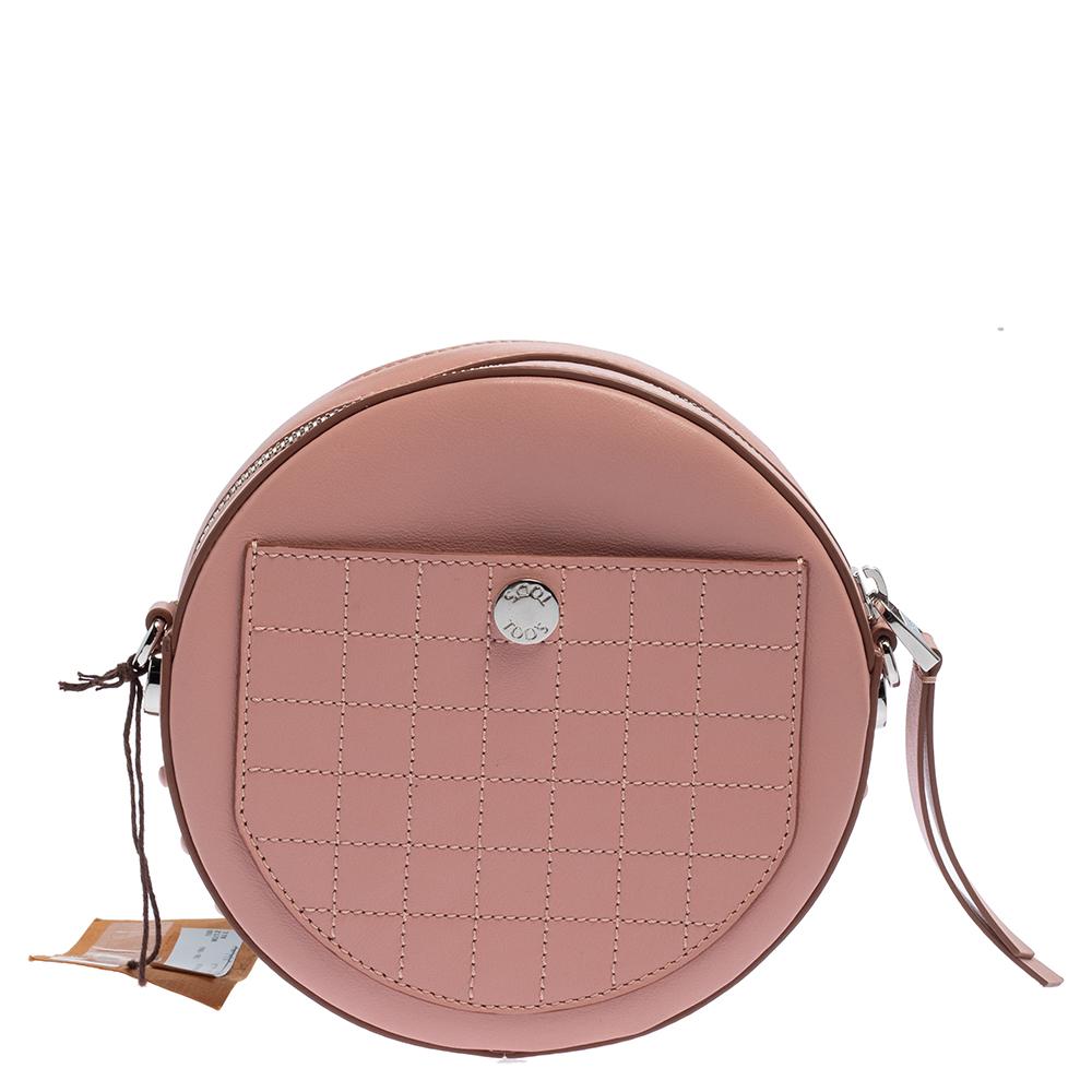 Carry this Tod's bag to instantly flaunt a stylish look. Crafted from leather, the pink-hued bag features a round silhouette, stud detailing, and a single strap. The Alcantara interior enhances the utility of the bag. You will surely love this