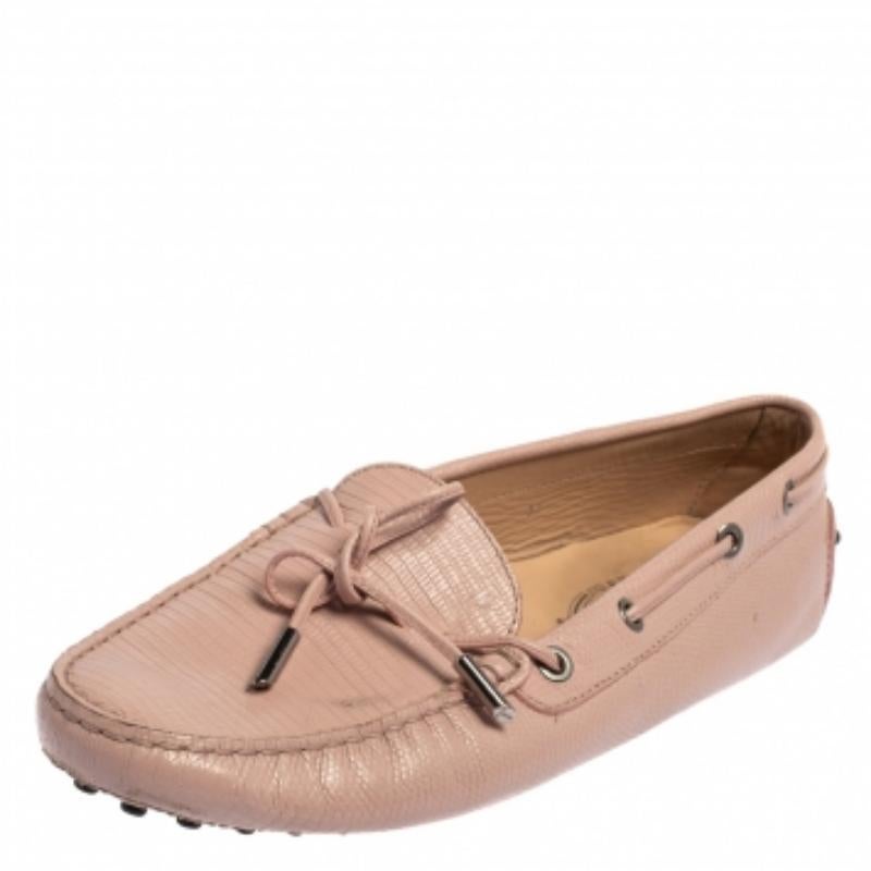Flaunt it at work or wear casually for the daytime, these Tod’s loafers are both chic and stylish along with being highly versatile. Crafted in pink lizard-embossed leather, these loafers feature a leather bow tie at the vamps along with subtle
