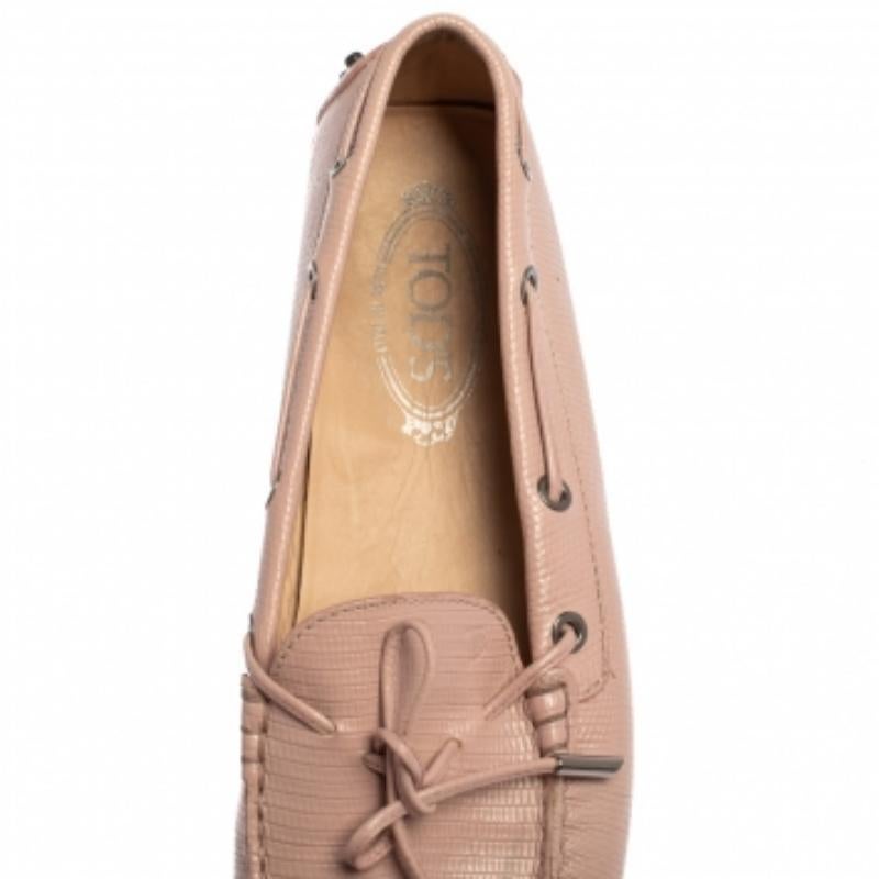 Tod's Pink Lizard Embossed Leather Slip On  Loafers Size 41 In Good Condition For Sale In Dubai, Al Qouz 2