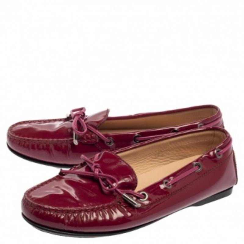 Tod's Pink Patent Leather Bow Loafers Size 36.5 In Good Condition For Sale In Dubai, Al Qouz 2