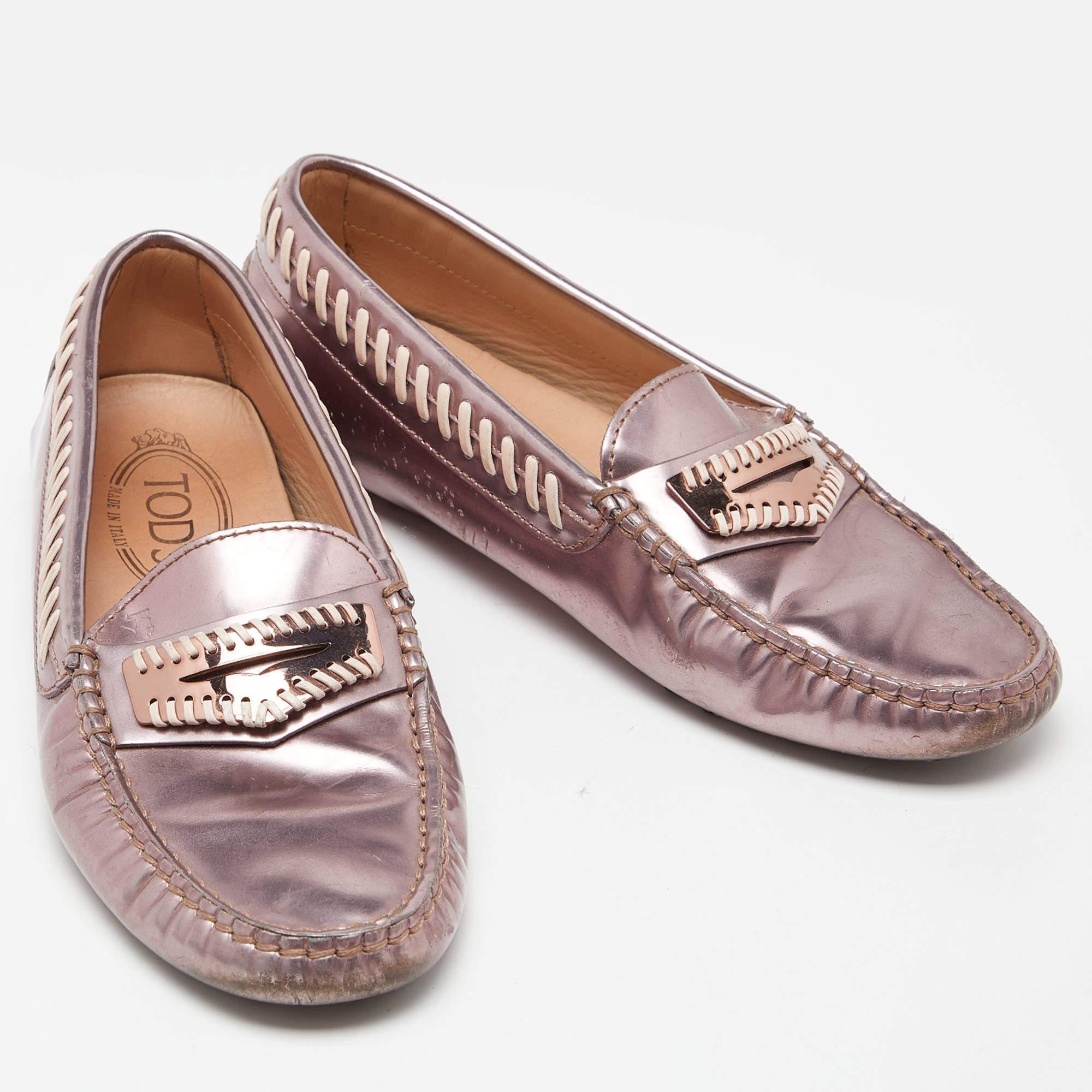 Tod's Pink Patent Leather Gommino Slip On Loafers Size 36 In Good Condition For Sale In Dubai, Al Qouz 2