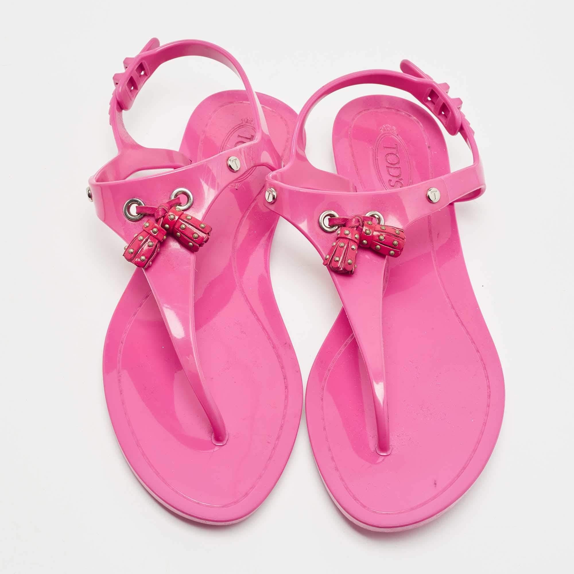 Tod's Pink Rubber Studded Tassel Thong Flat Sandals Size 38 In Good Condition For Sale In Dubai, Al Qouz 2