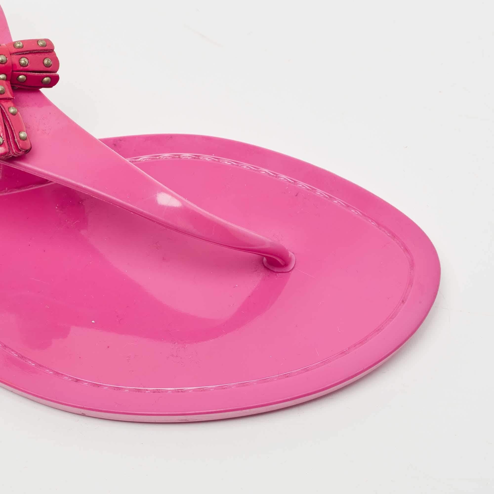 Tod's Pink Rubber Studded Tassel Thong Flat Sandals Size 38 For Sale 3