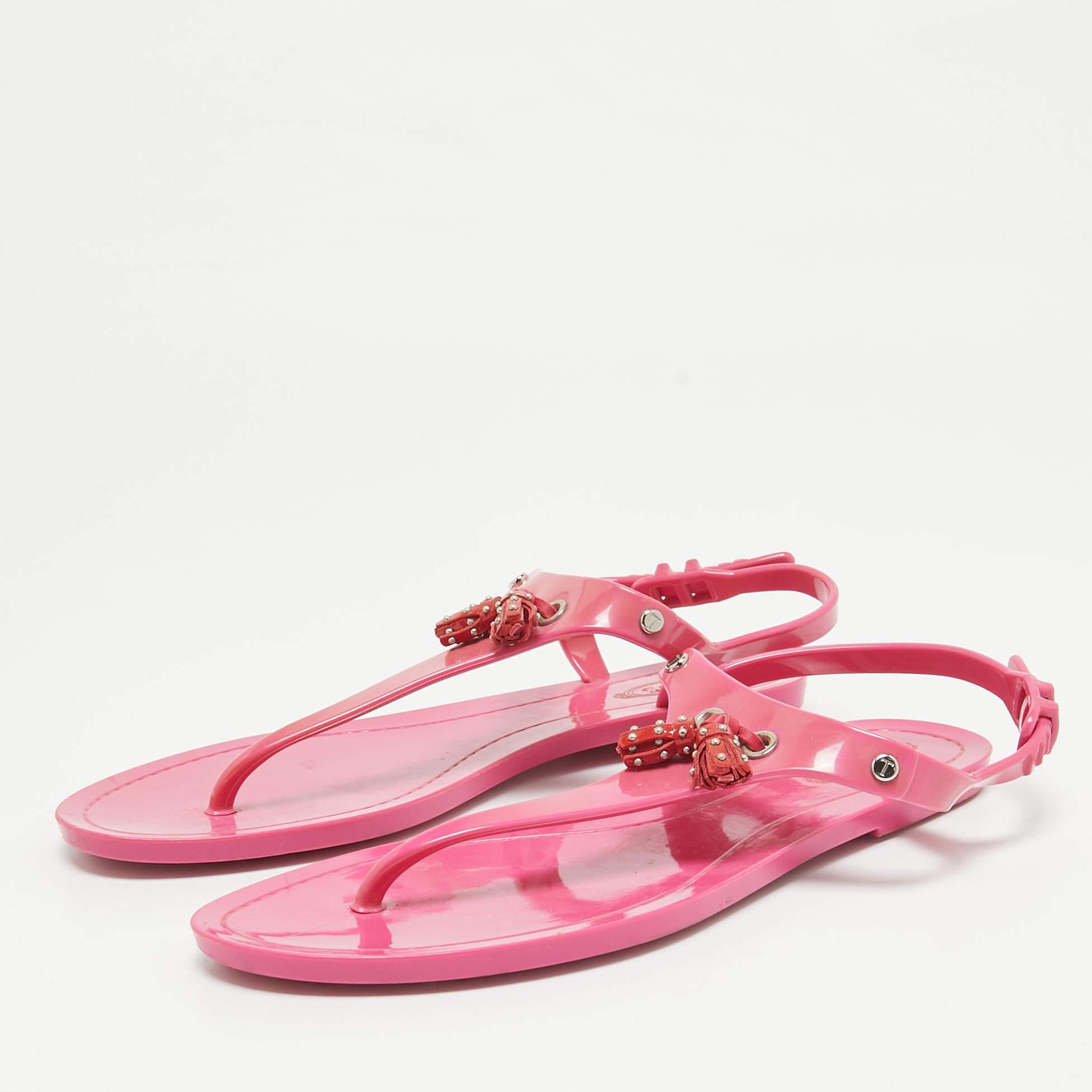 These sandals will frame your feet in an elegant manner. Crafted from quality materials they display a classy design and comfortable insoles.