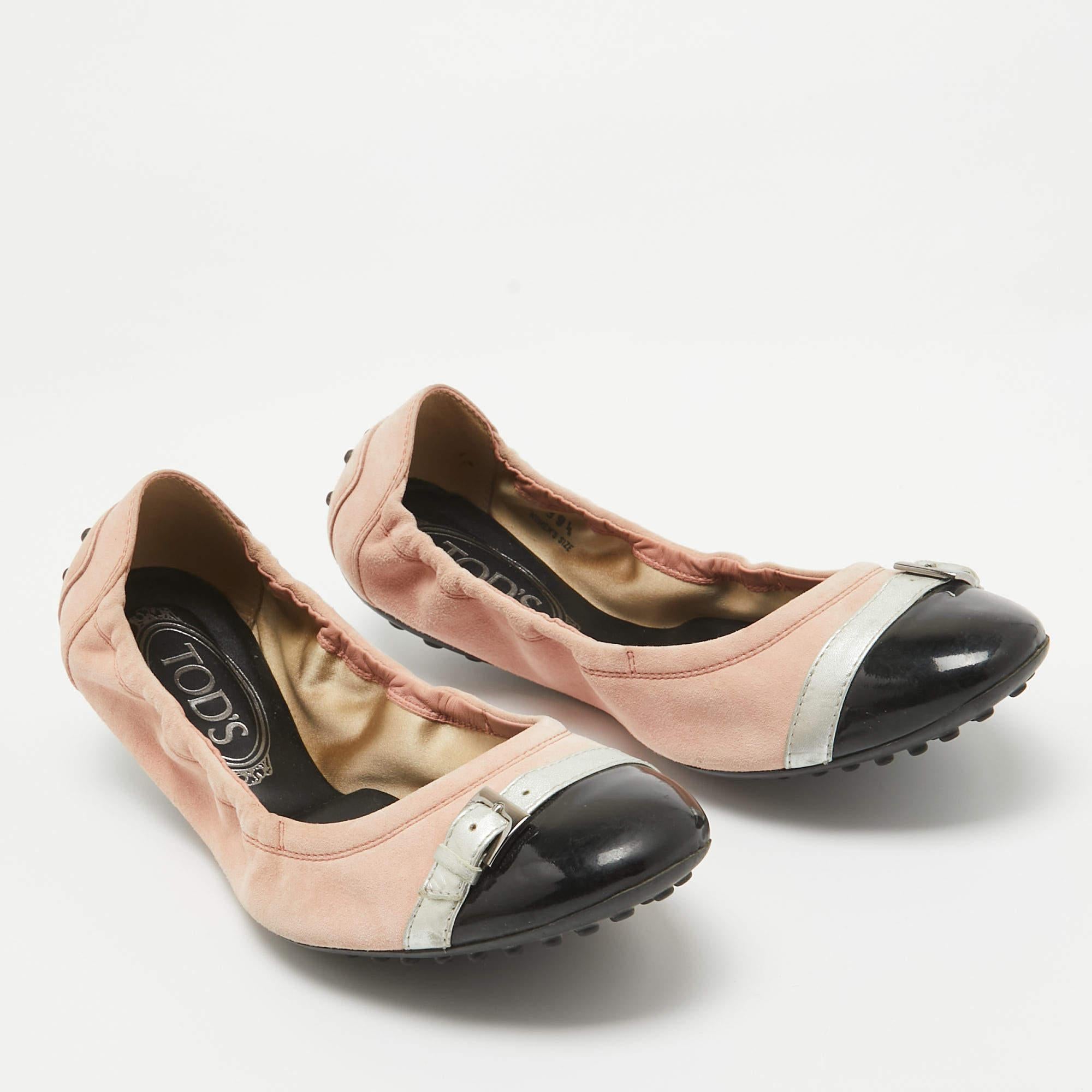 Tod's Pink Suede and Patent Leather Buckle Detail Scrunch Ballet Flats Size 39.5 In Good Condition For Sale In Dubai, Al Qouz 2